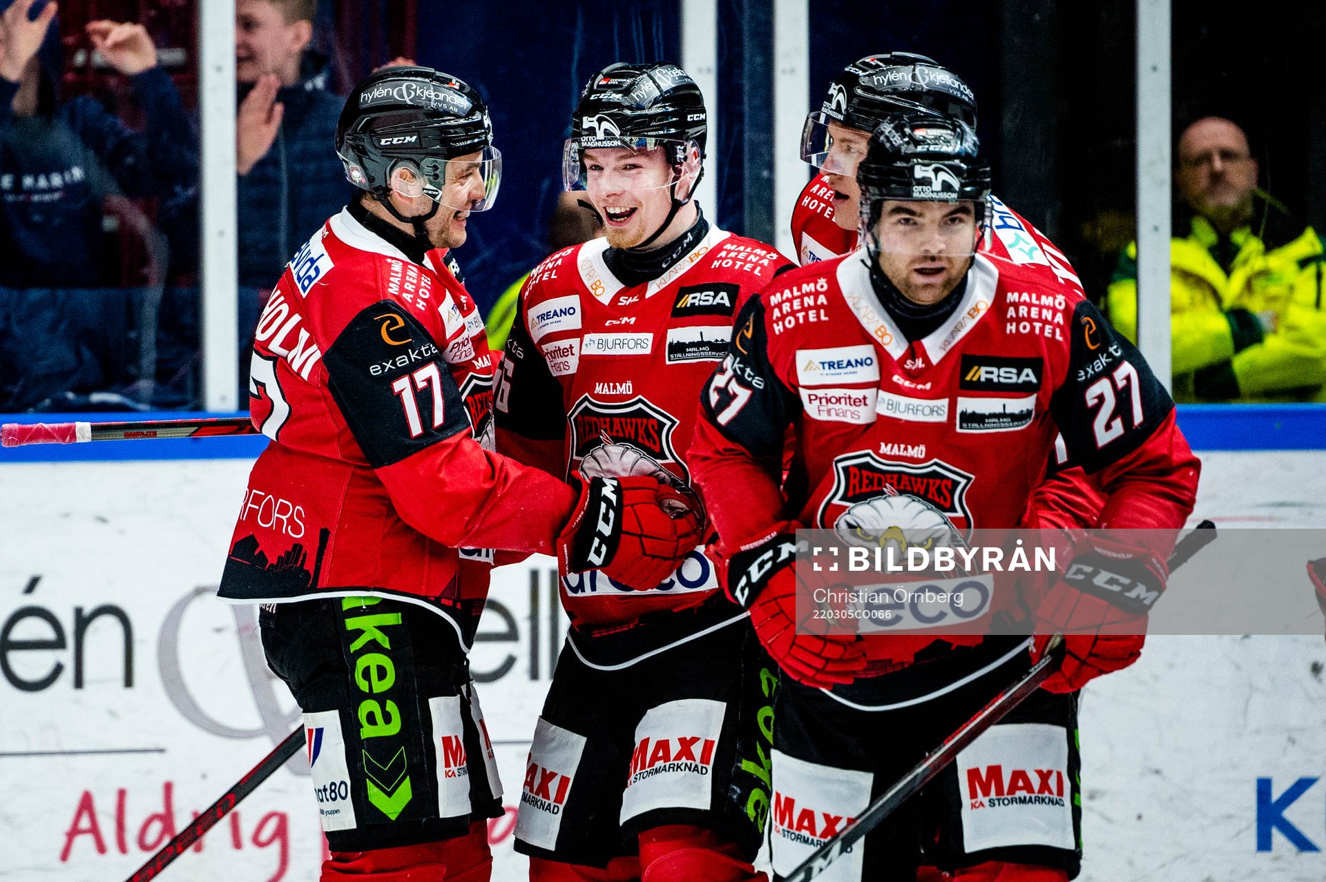 Malmö Redhawks Anton Olsson jublar med lagkamraterna
