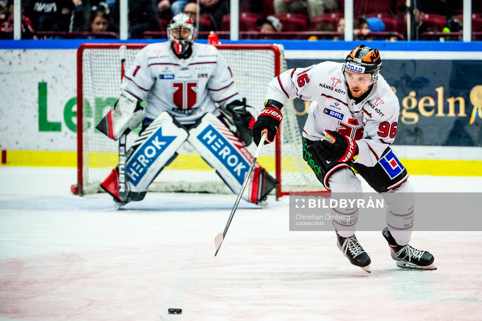 Örebros Robin Kovacs och målvakt Jhonas Enroth