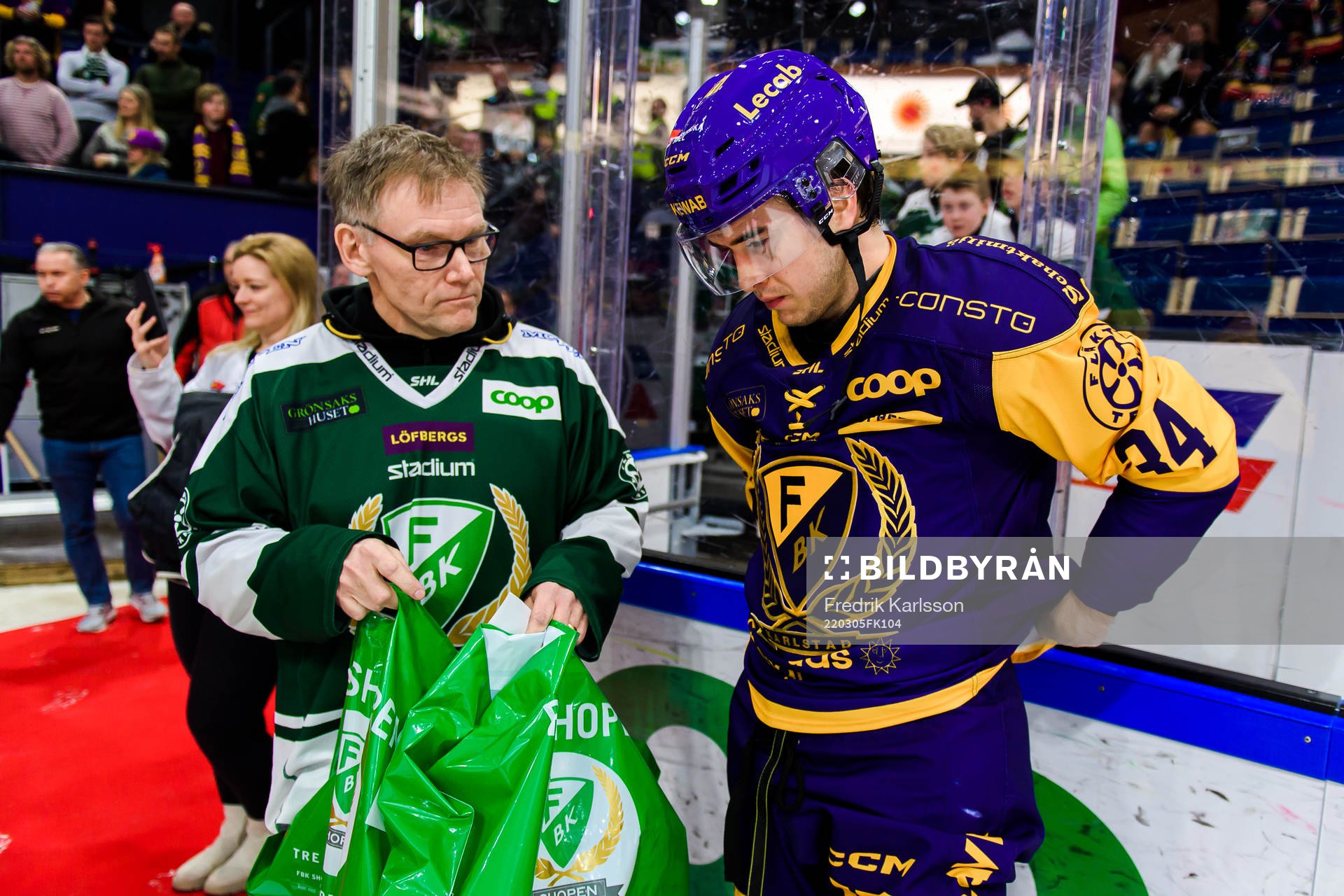 Färjestads Michael Lindqvist tar av sig tröjan som sålts
