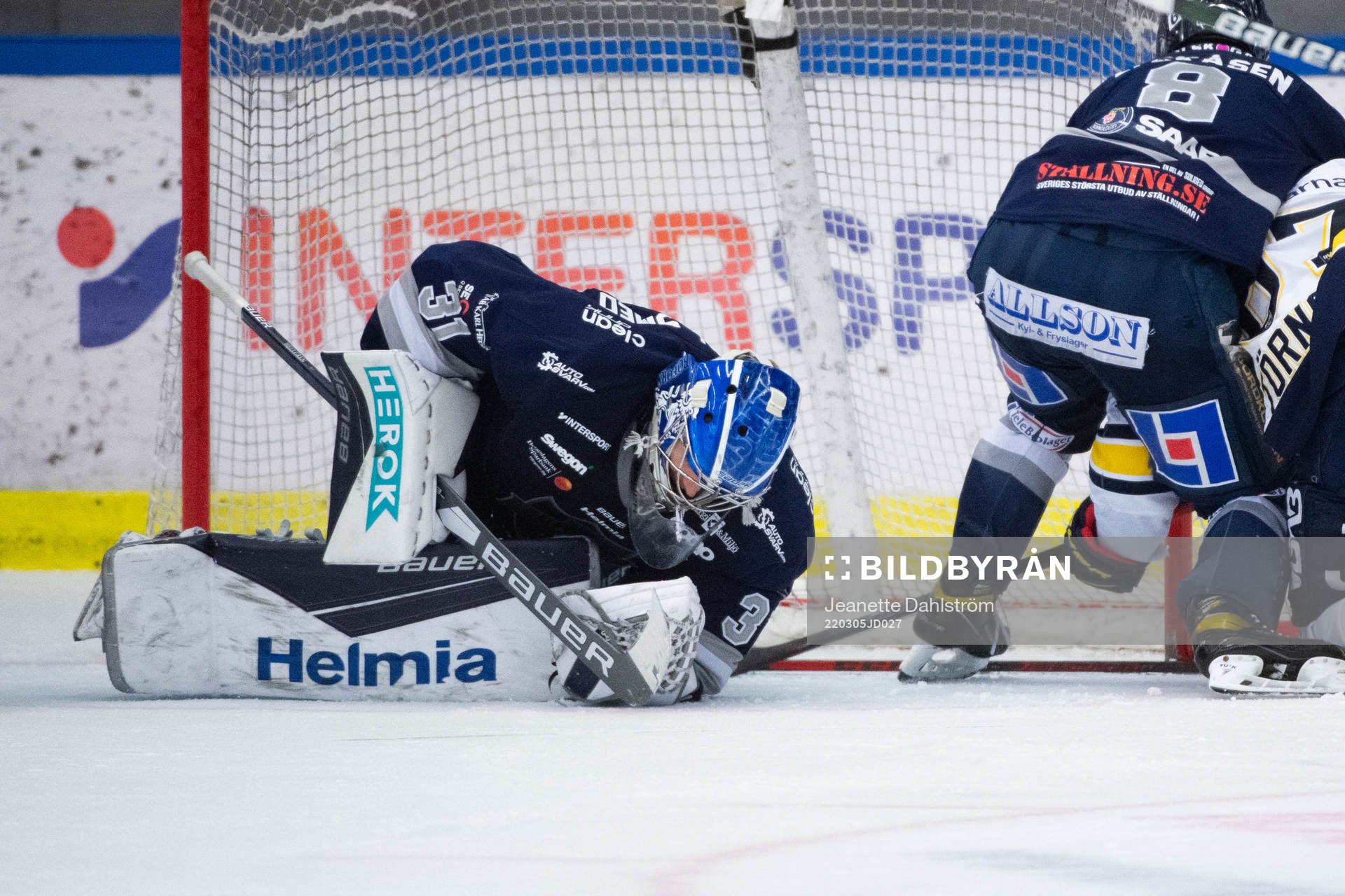 Karlskogas målvakt Tim Juel fångar pucken