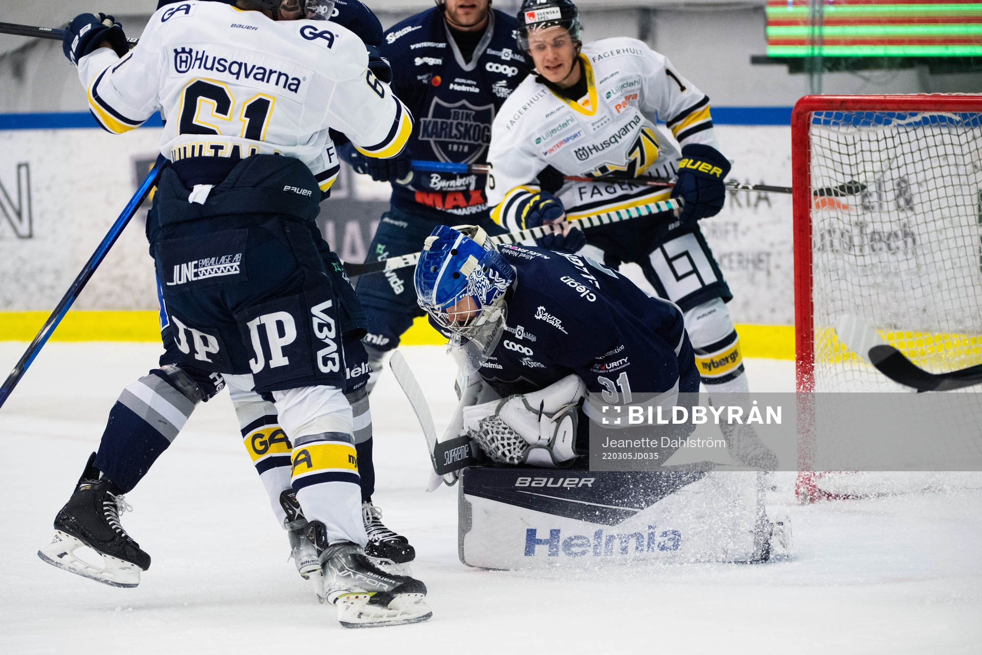 Karlskogas målvakt Tim Juel fångar pucken