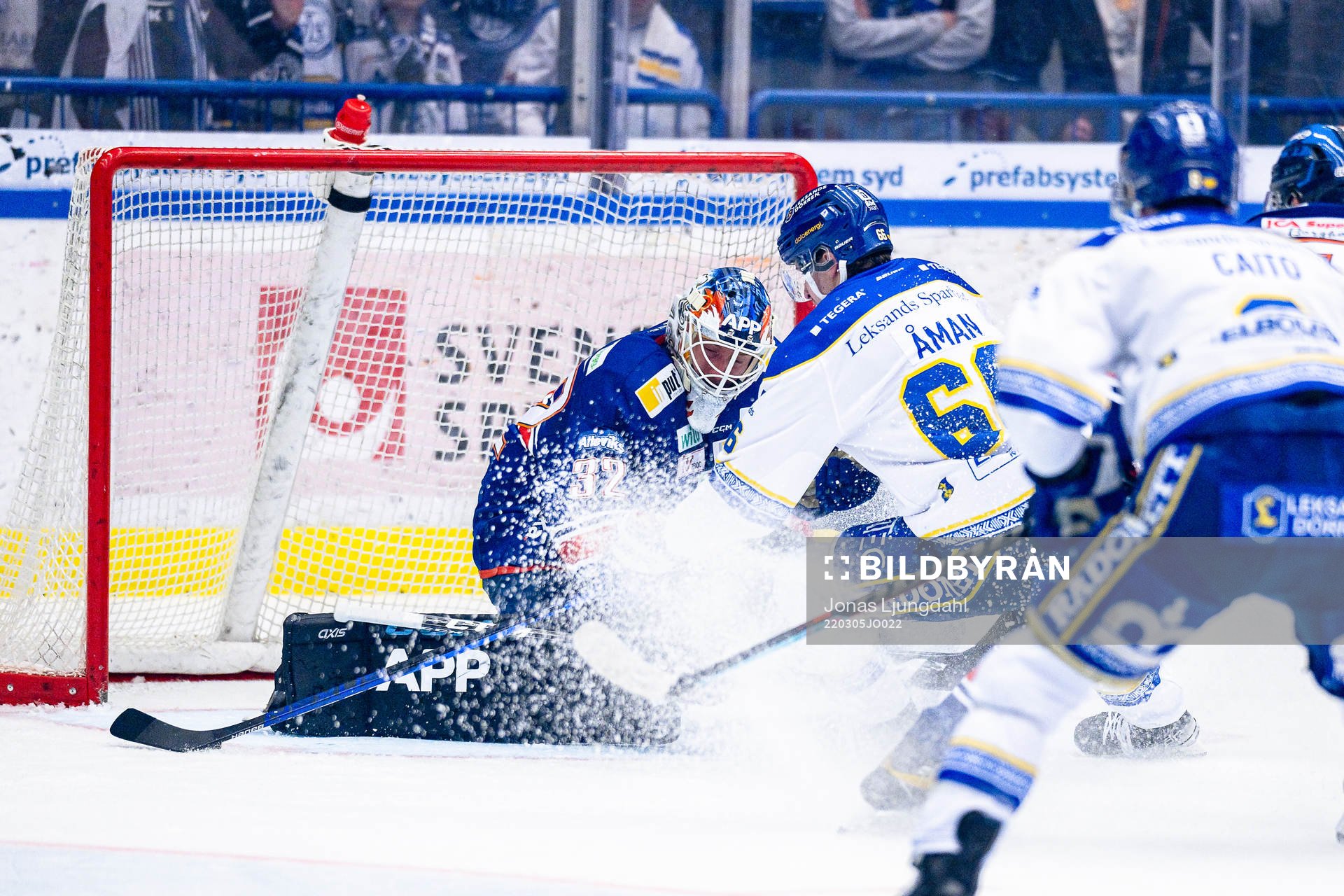 Växjös målvakt Emil Larmi och Leksands Nils Åman när