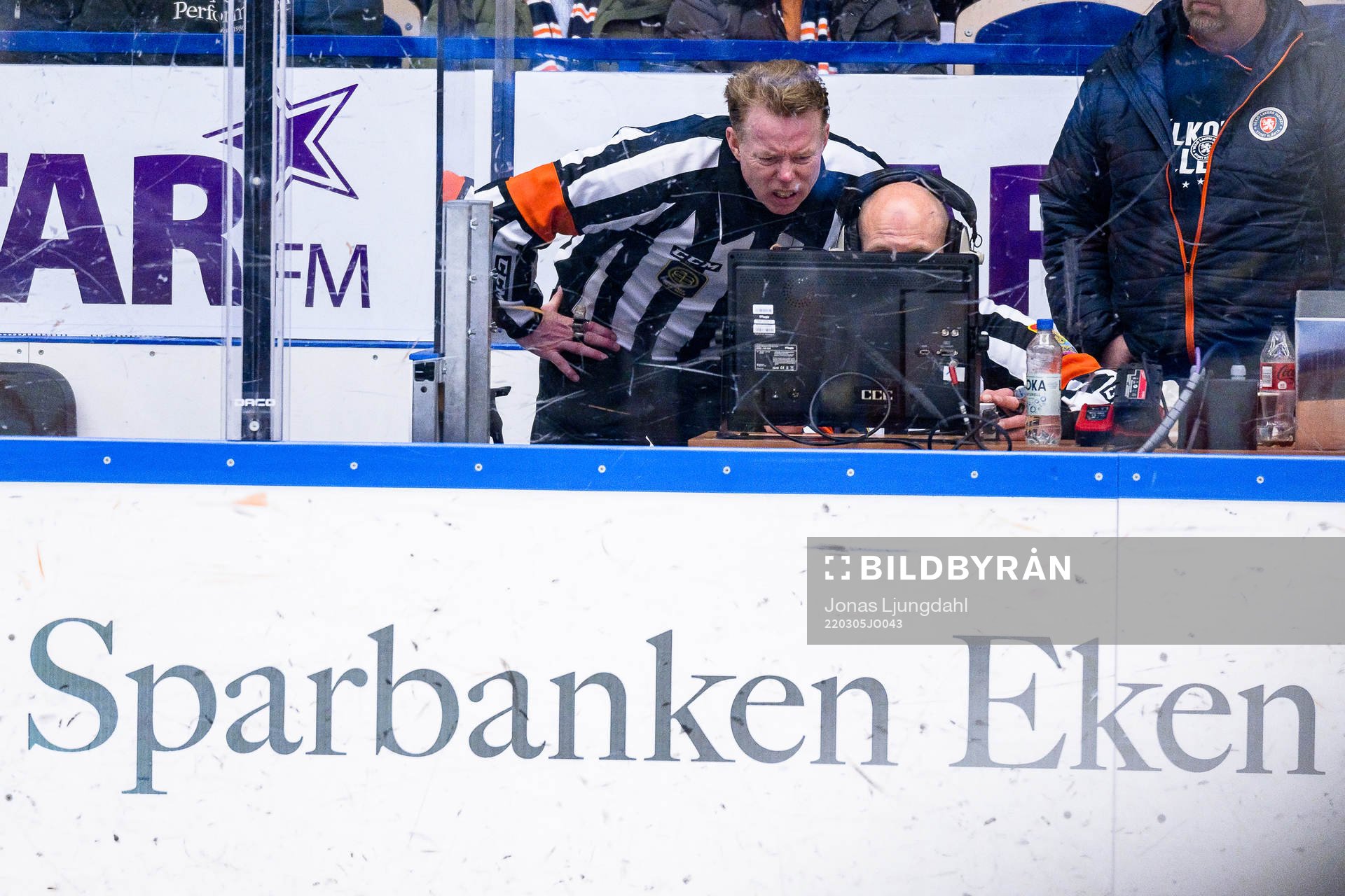 Domare Pehr Claesson videogranskar ett mål