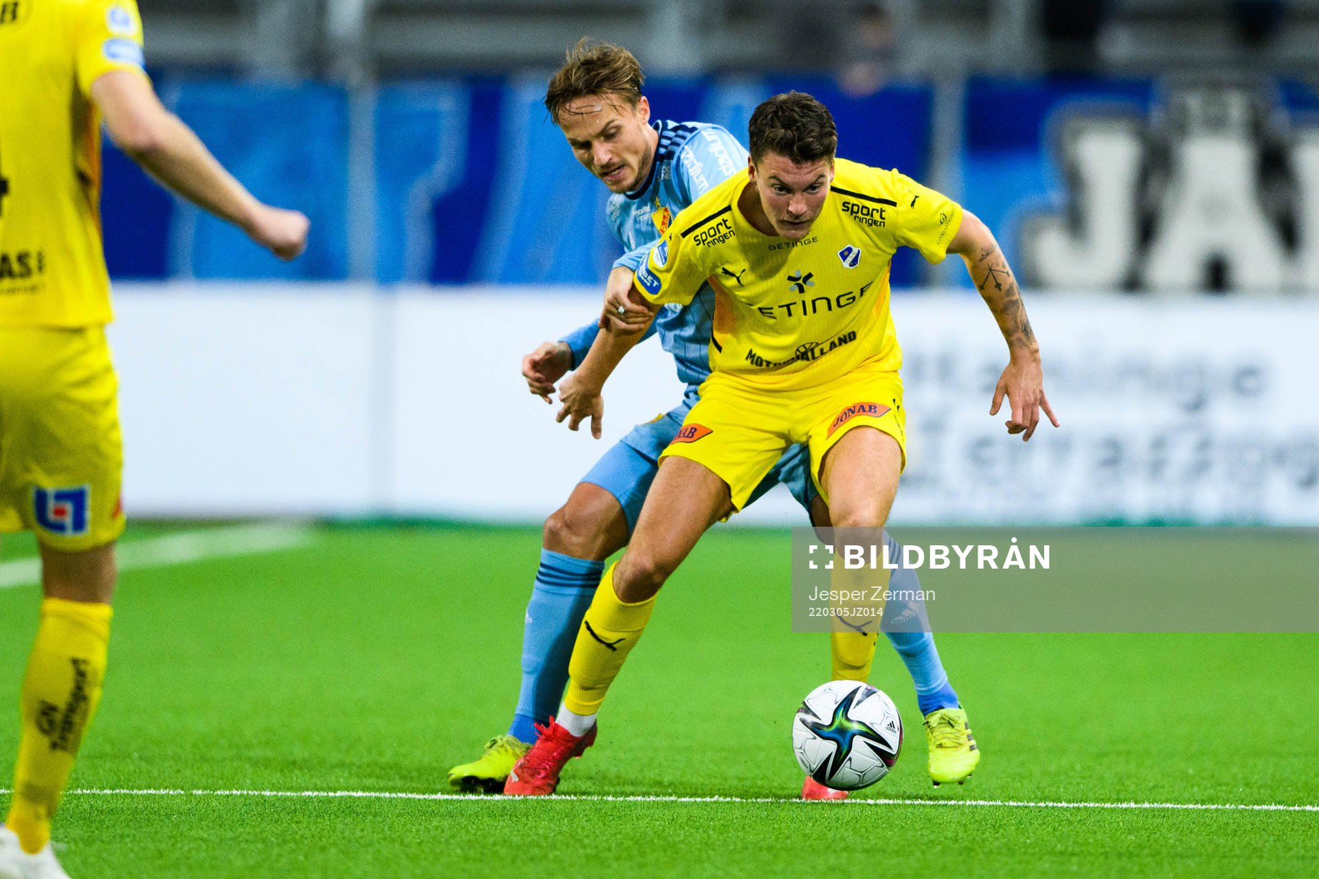 Djurgårdens Pierre Bengtsson och Halmstads Samuel Kroon