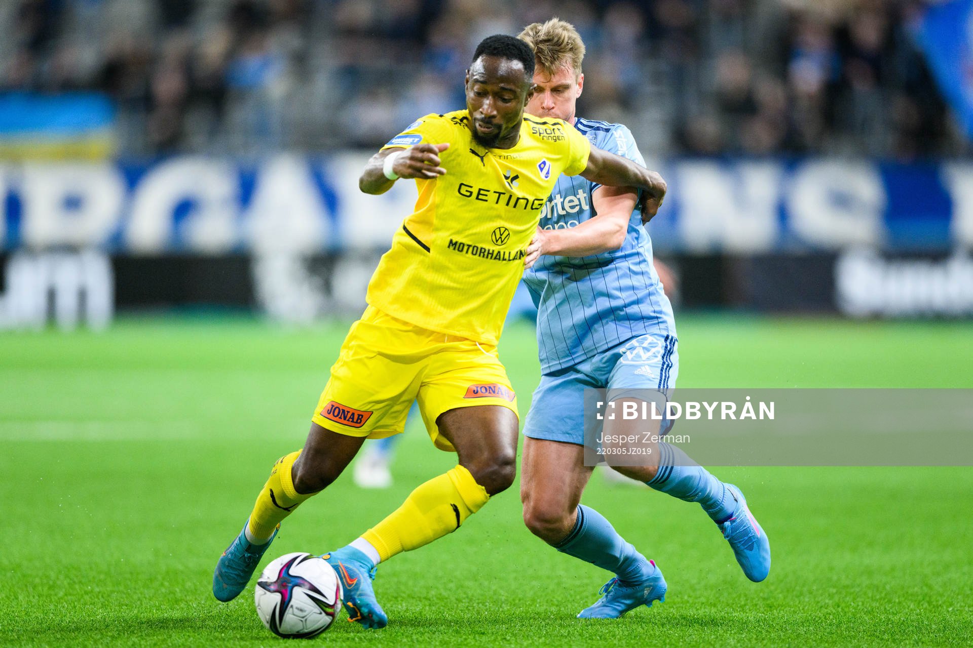 Halmstads Sadat Karim och Djurgårdens Rasmus Schüller