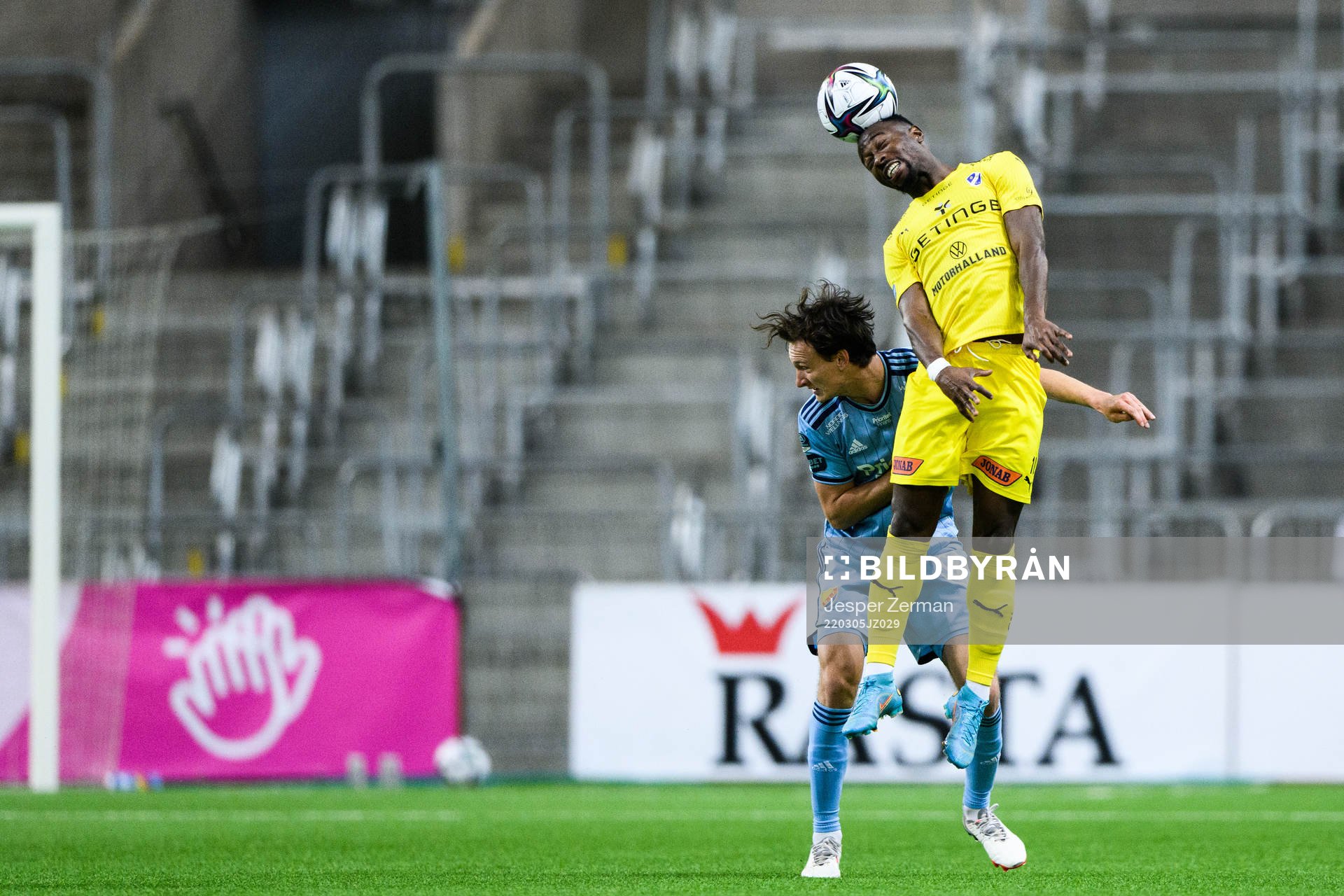Djurgårdens Hjalmar Ekdal och Halmstads Sadat Karim