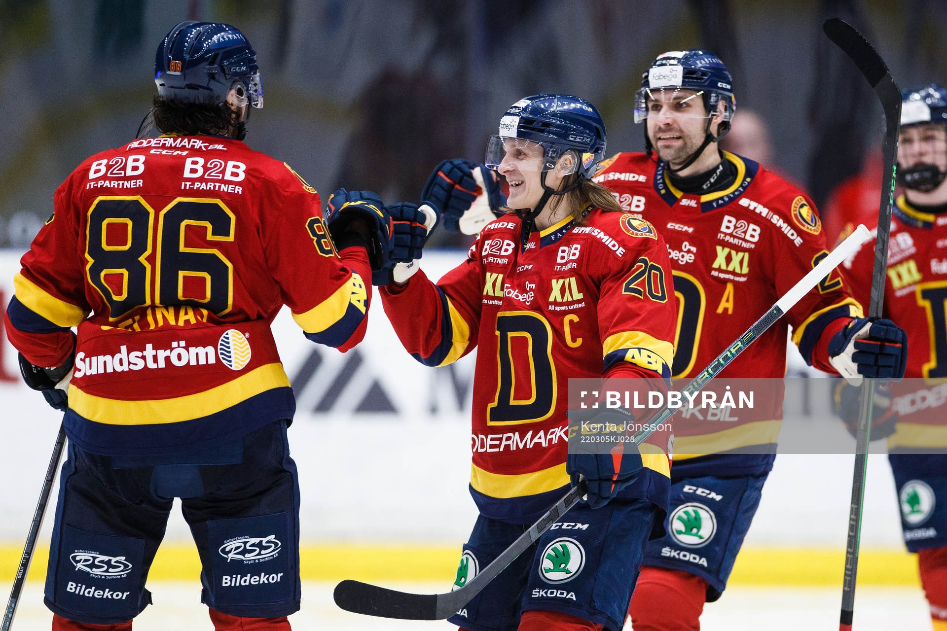 Djurgårdens Eric Gelinas jublar med Marcus Sörensen