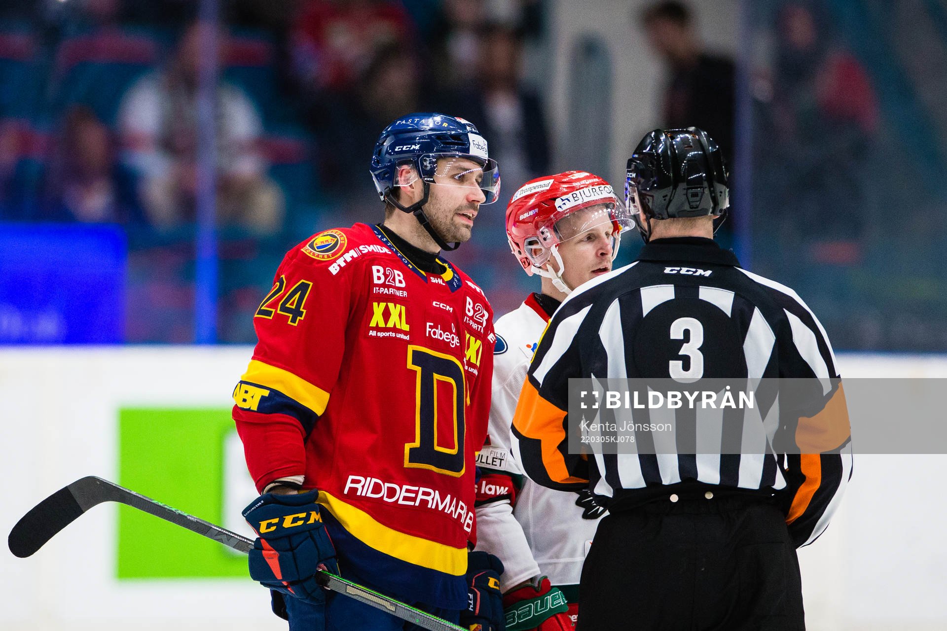 Djurgårdens Ludvig Rensfeldt i diskussion med Domare Linus