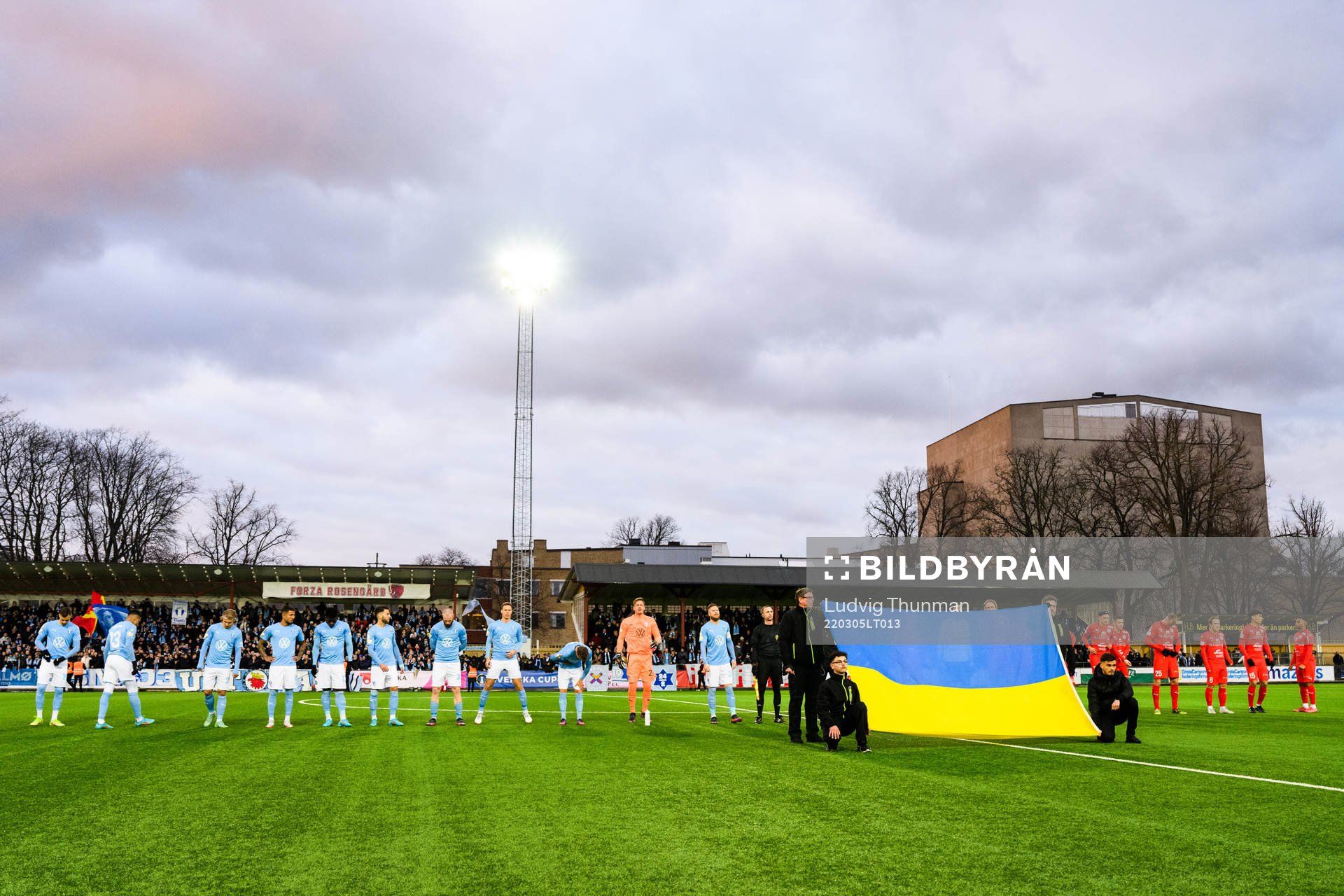Lagen ställer upp bakom en Ukrainsk flagga