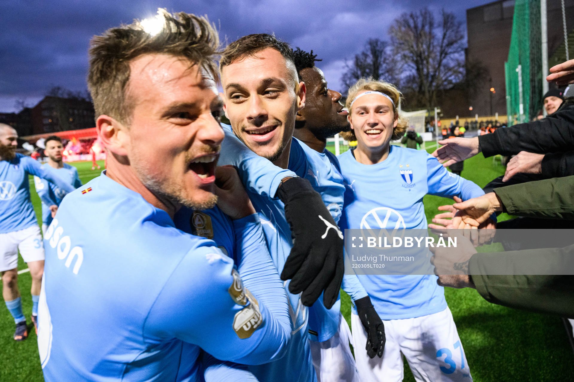 Malmö FFs Veljko Birmancevic jublar och kramas om av
