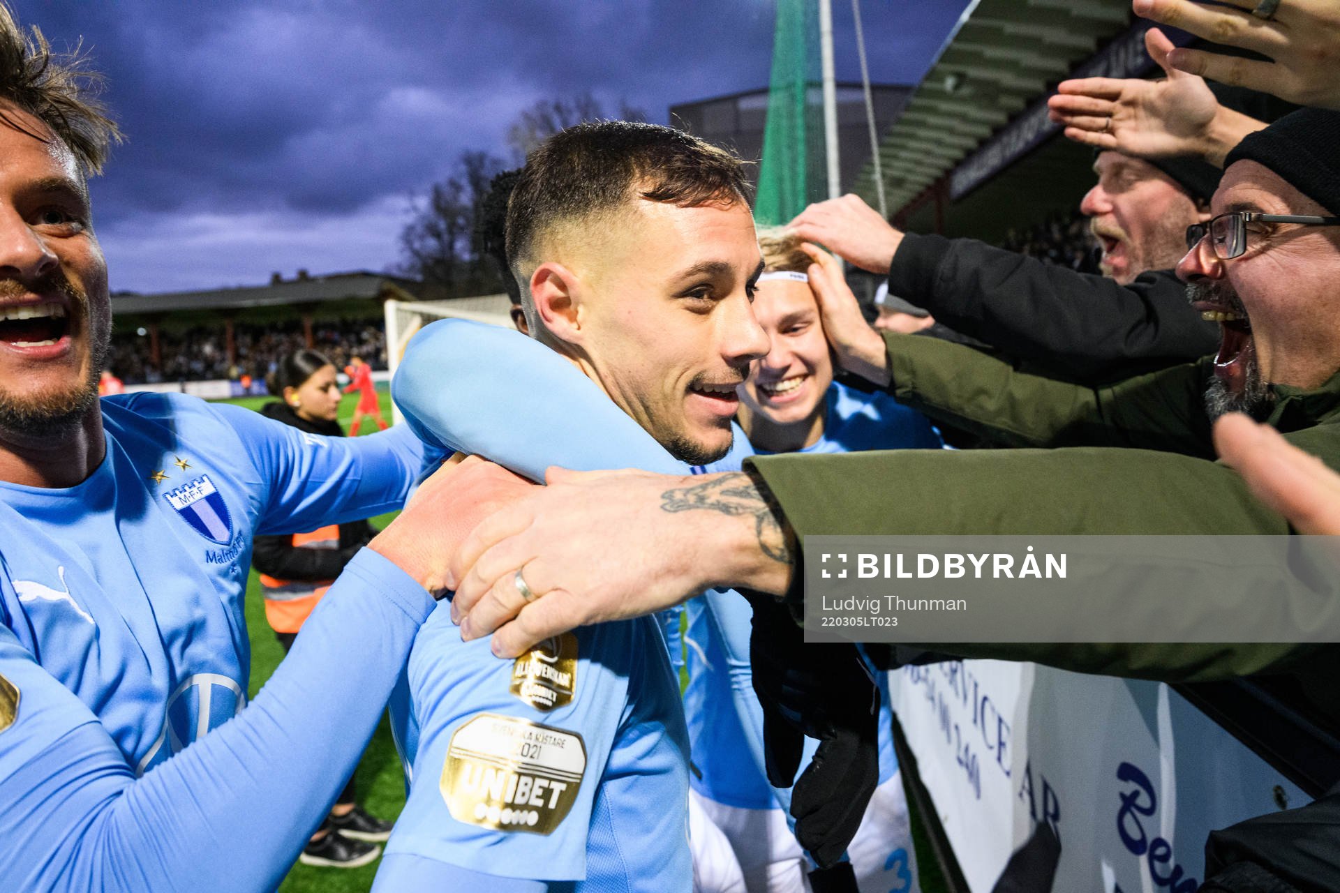 Malmö FFs Veljko Birmancevic jublar och kramas om av publiken efter 1-0 under fotbollsmatchen i Svenska Cupen mellan Malmö FF och Värnamo den 5 mars 2022 i Malmö.