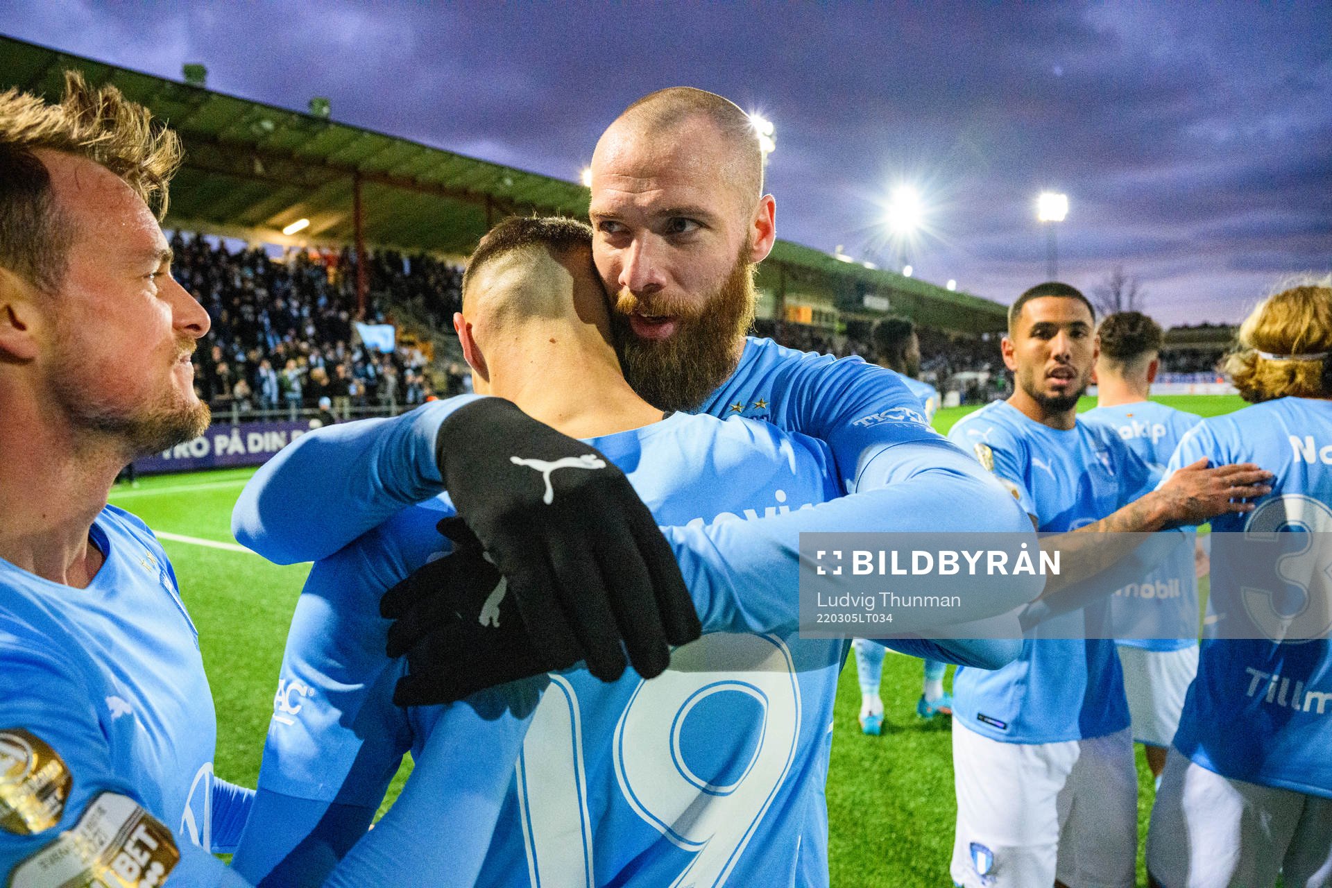 Malmö FFs Veljko Birmancevic kramas om av Jo Inge Berget