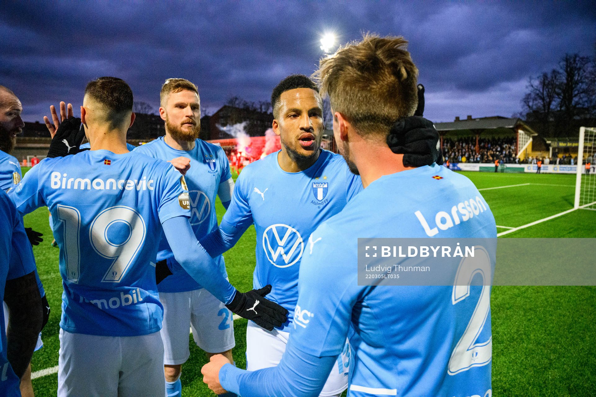Malmö FFs Eric Larsson kramas om av Martin Olsson efter 1-0 under fotbollsmatchen i Svenska Cupen mellan Malmö FF och Värnamo den 5 mars 2022 i Malmö.
