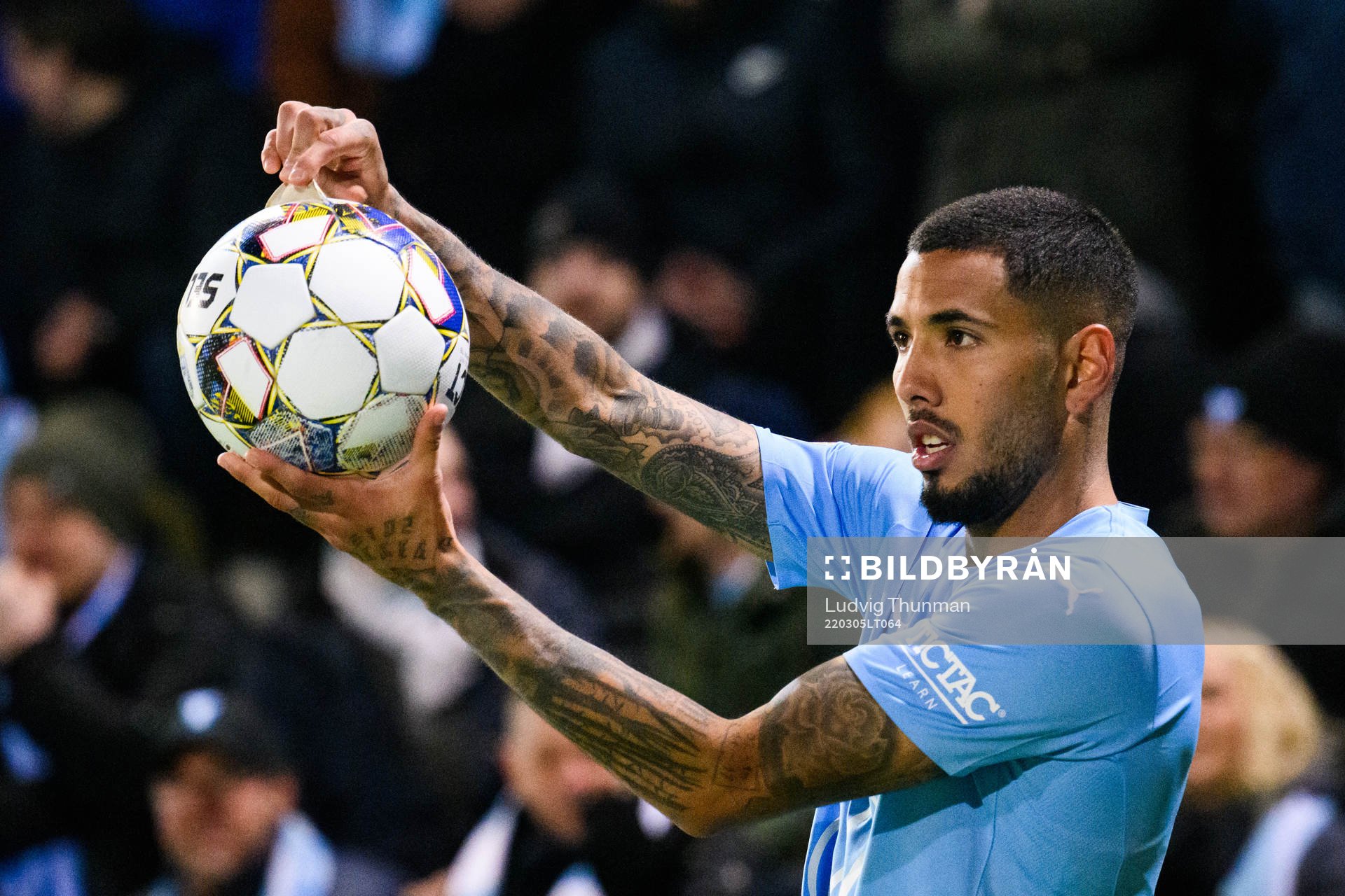 Malmö FFs Sergio Pena visar upp trasig boll