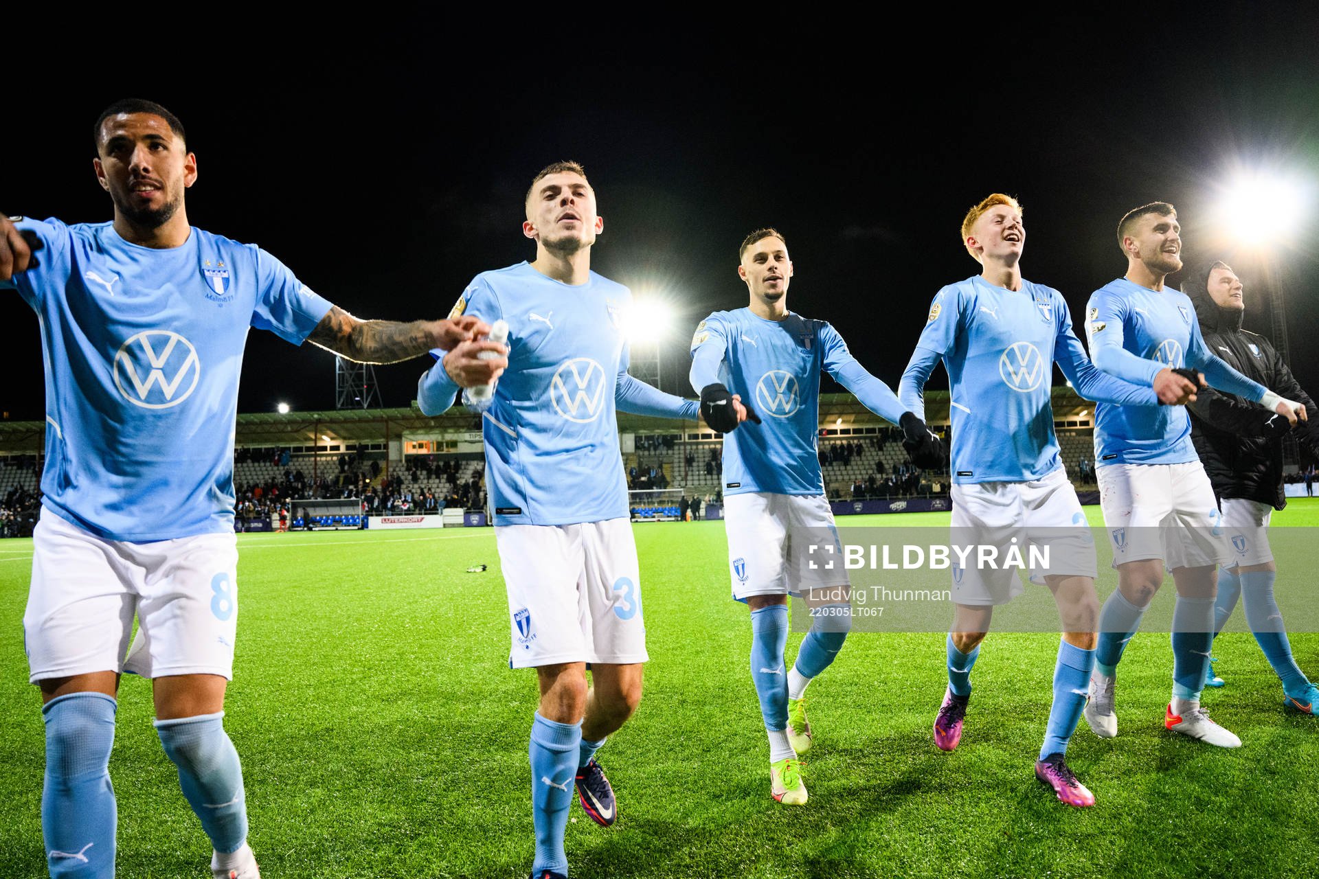 Malmö FFs spelare tackar publiken och jublar efter fotbollsmatchen i Svenska Cupen mellan Malmö FF och Värnamo den 5 mars 2022 i Malmö. 
