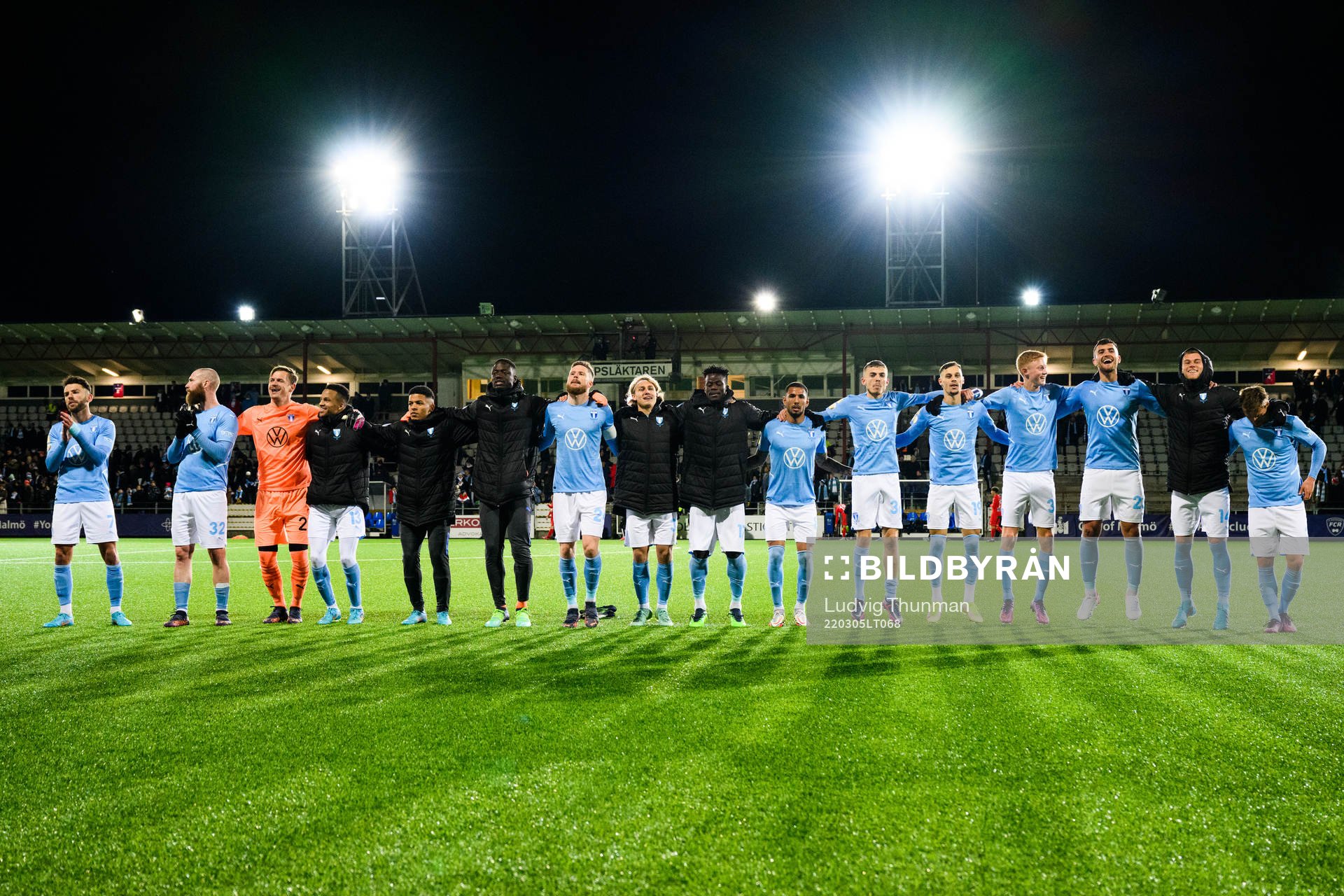 Malmö FFs spelare jublar och tackar publiken efter fotbollsmatchen i Svenska Cupen mellan Malmö FF och Värnamo den 5 mars 2022 i Malmö. 