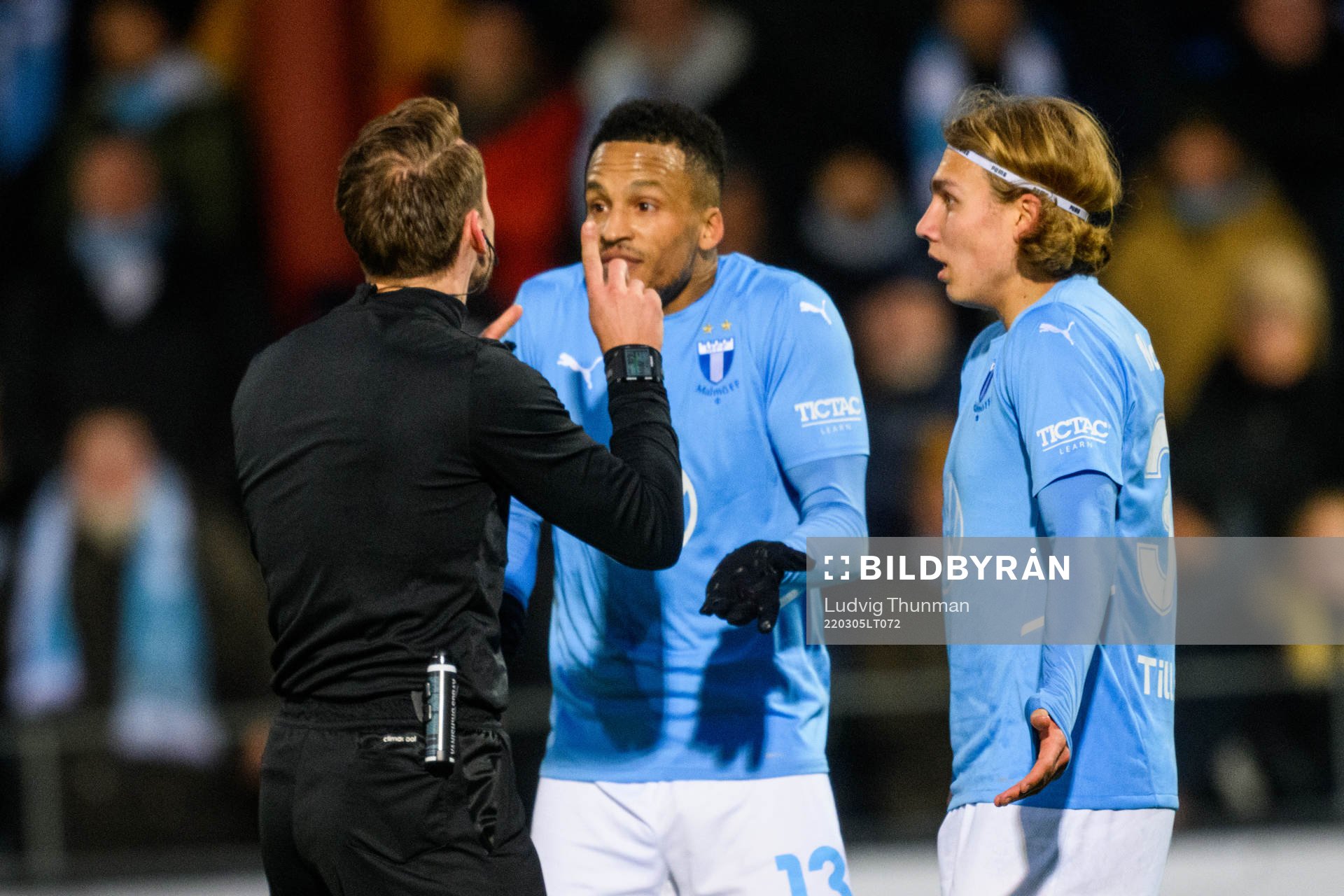 Domare Kristoffer Karlsson i diskussion med Martin Olsson