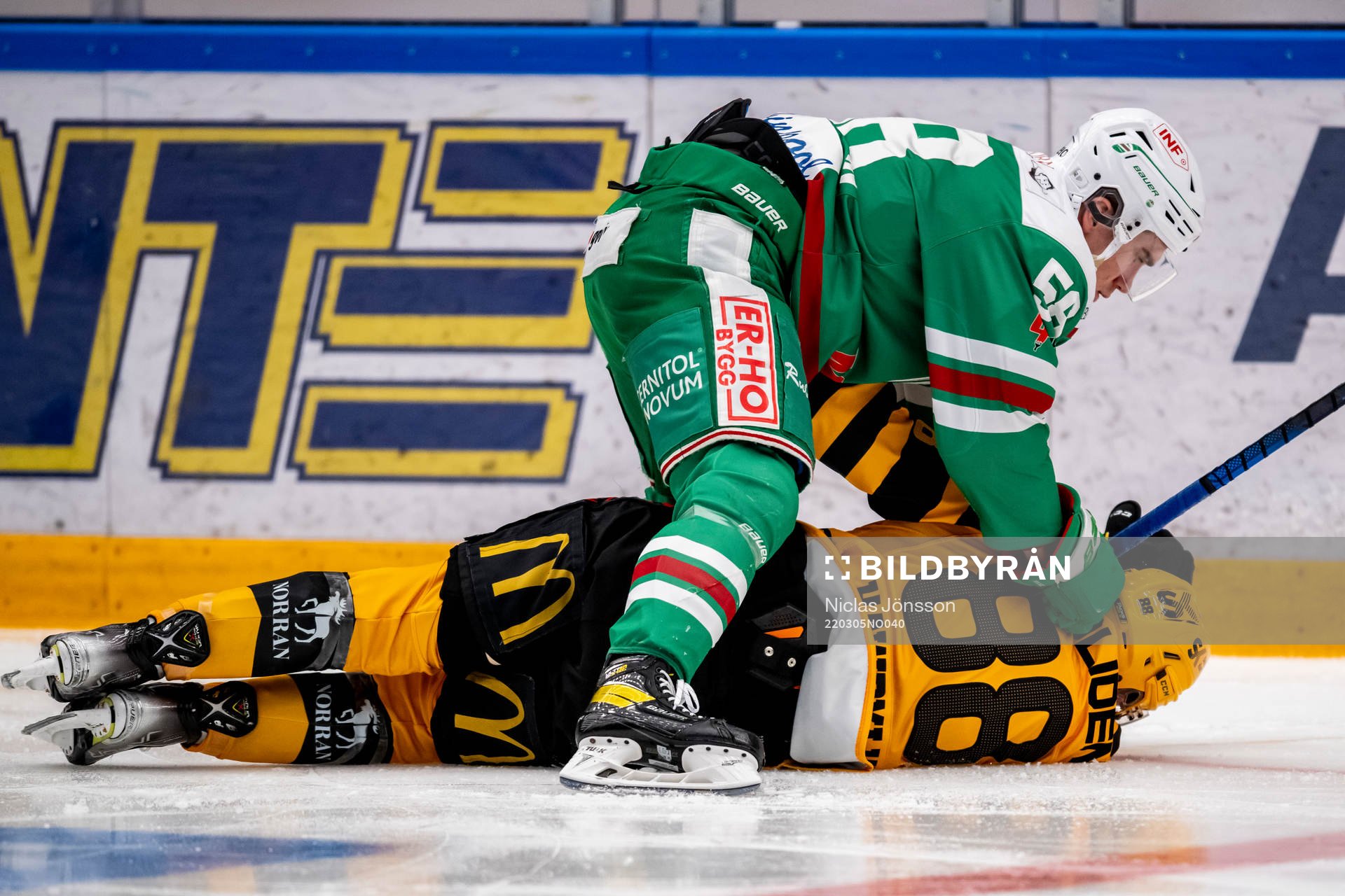Rögles Ryan McKiernan ikamp med Skellefteås Jayce Hawryluk