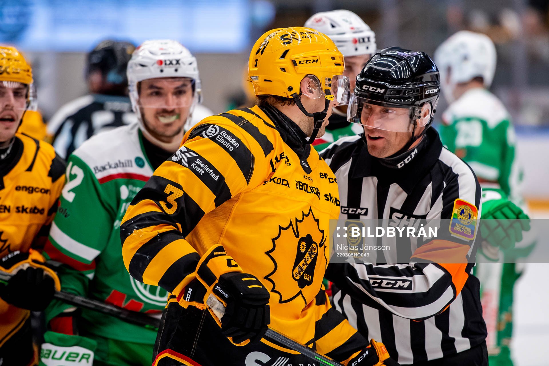 Skellefteås Michael Kapla  och Domare Sören Persson