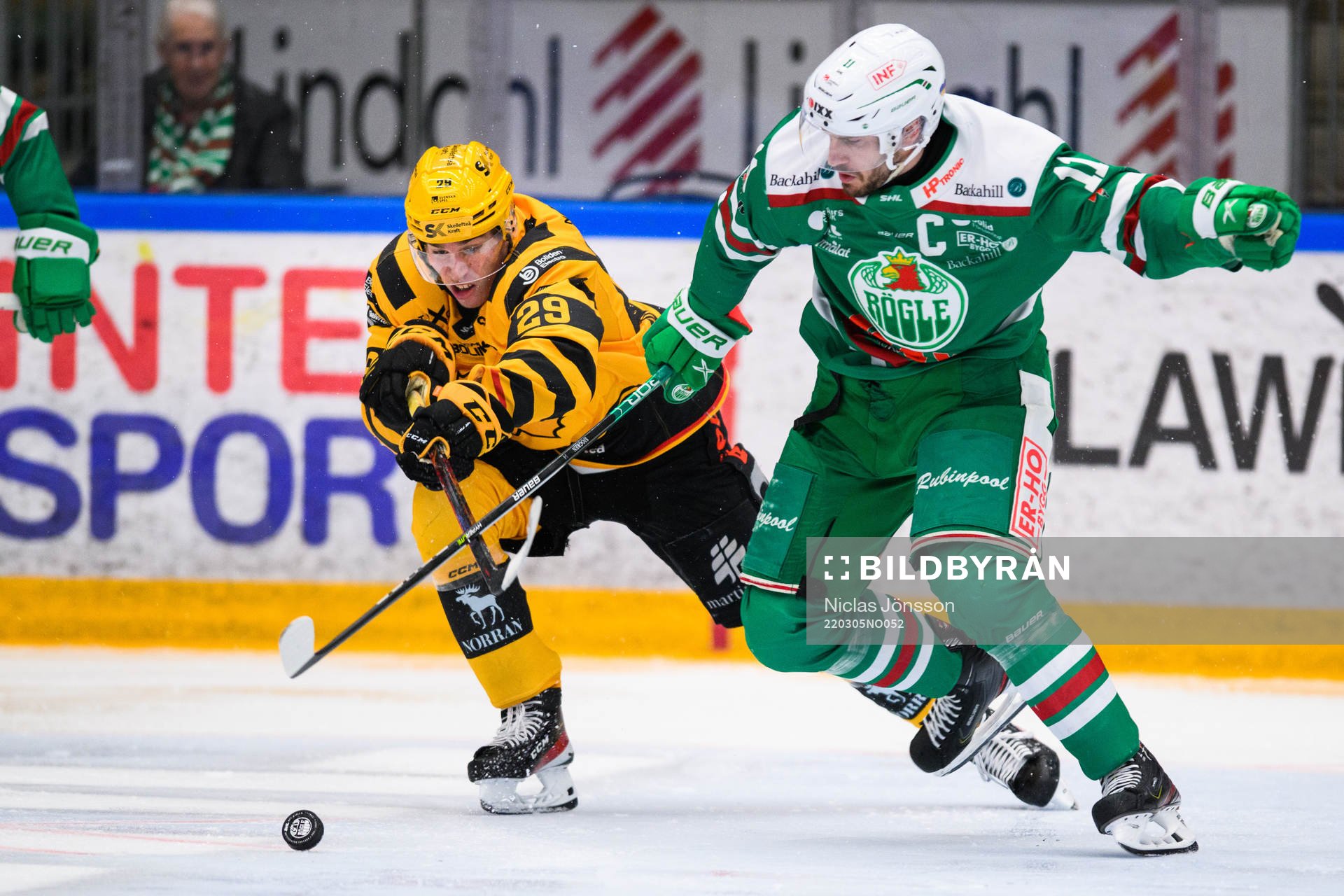 Skellefteås Albin Sundsvik och Rögles Mattias Sjögren