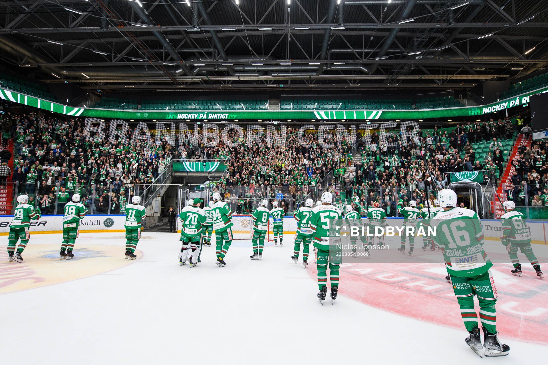 Rögles spelare jublar och tackar publiken