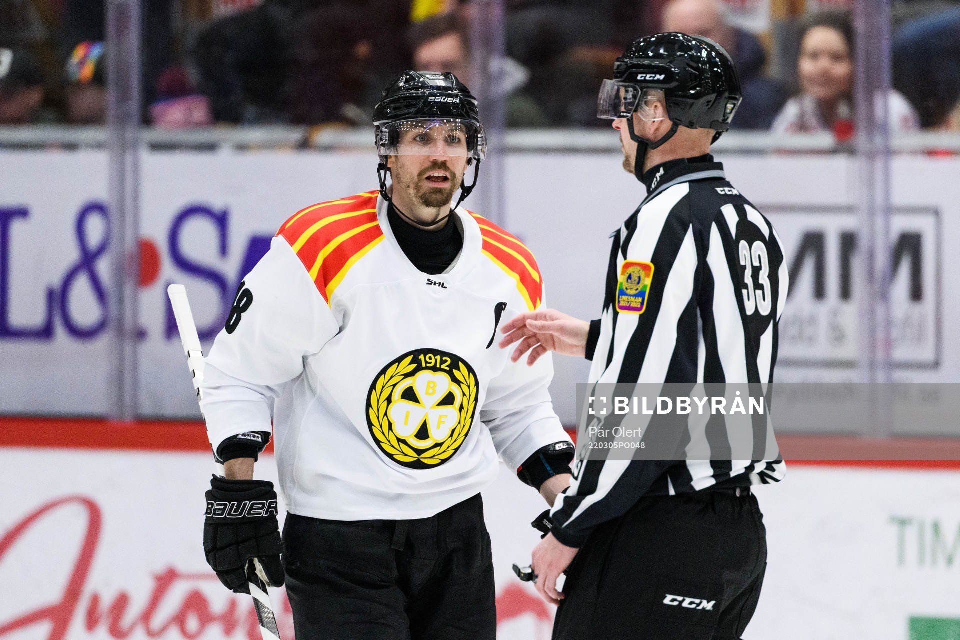 Brynäs Anton Rödin och linjedomare Johannes Käck