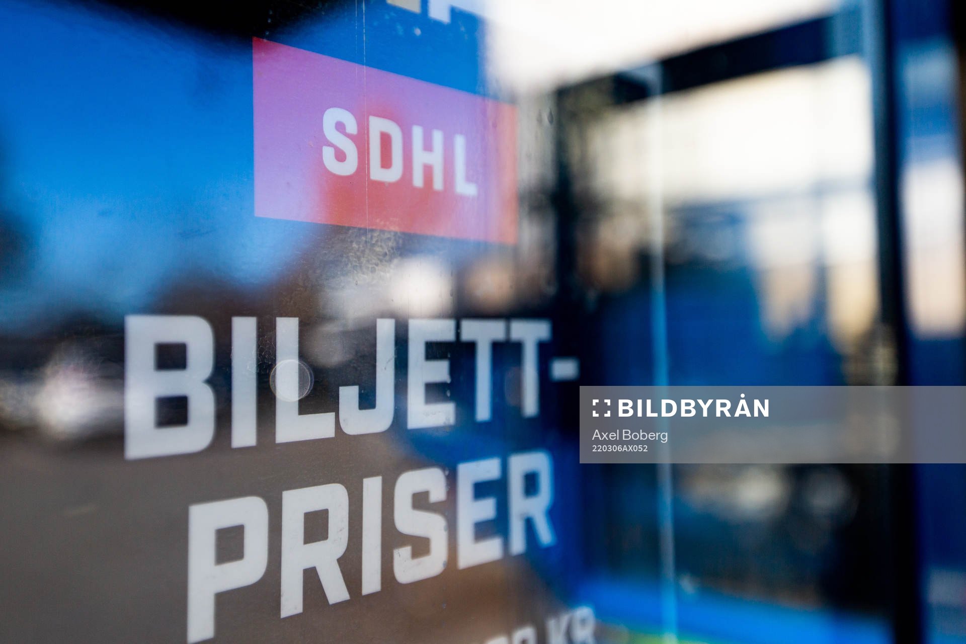 En skylt med texten biljettpriser utanför Husqvarna Garden