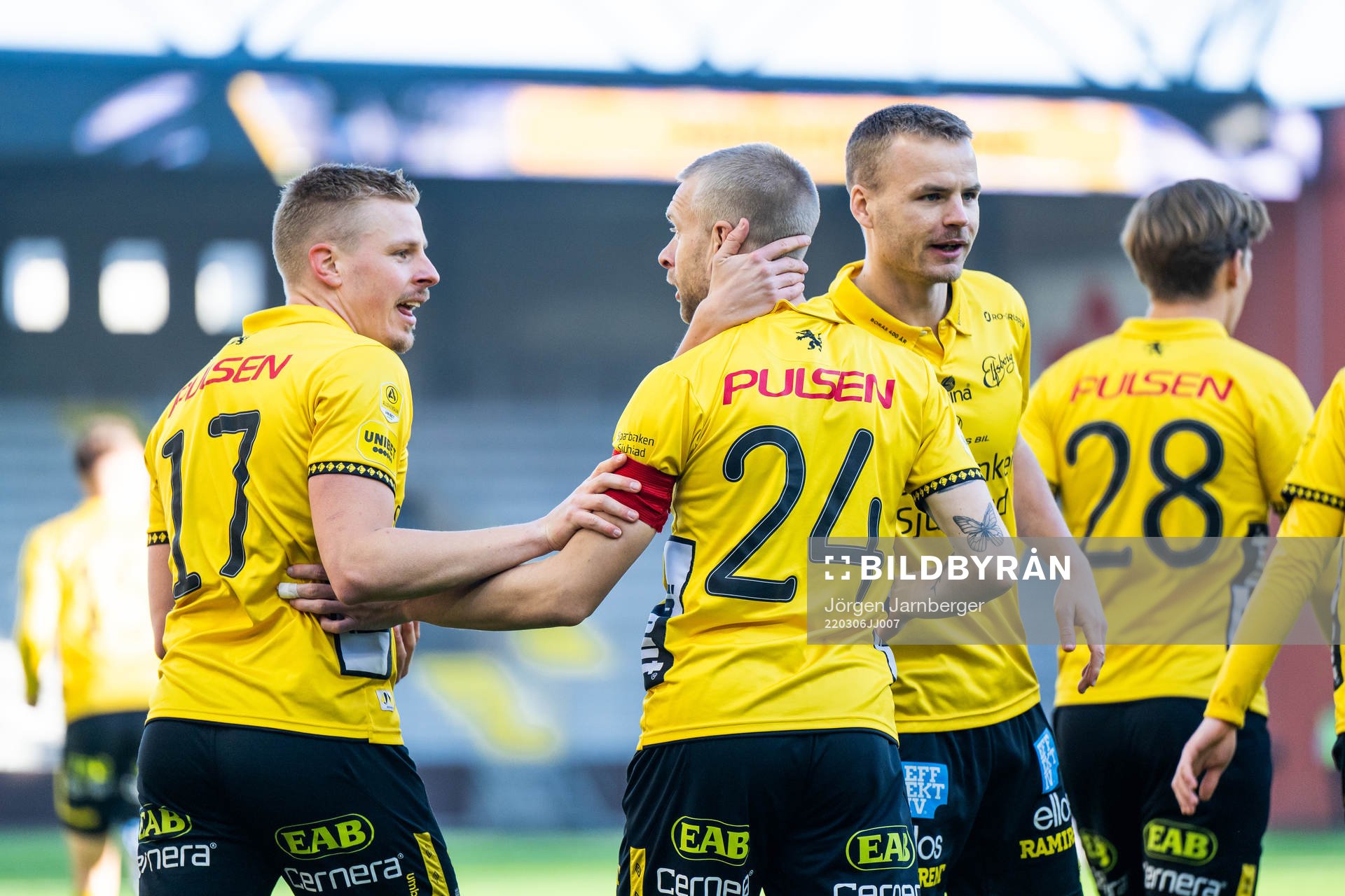 Elfsborgs Johan Larsson jublar med lagkamrater
