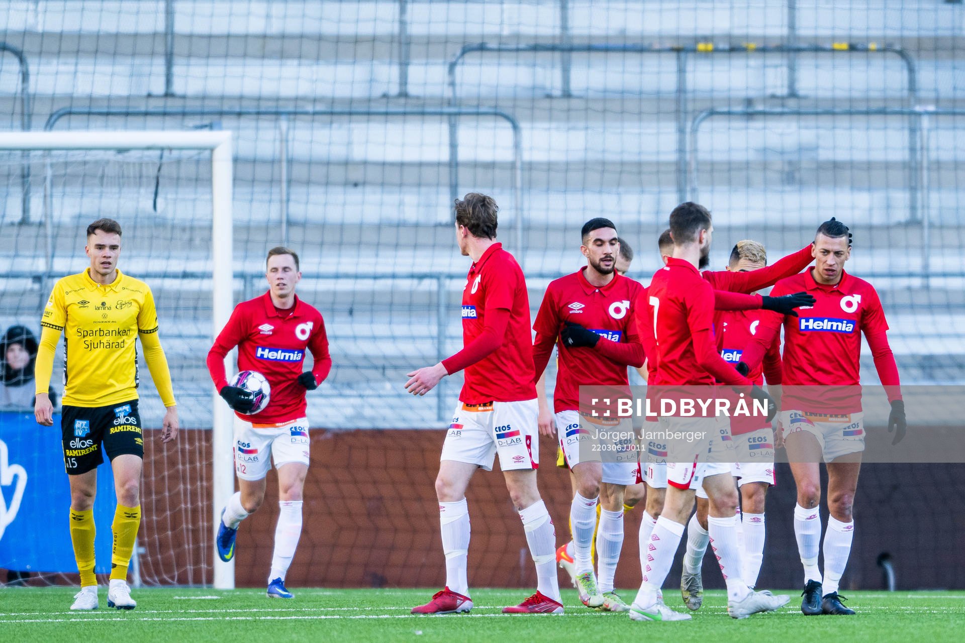 Degerfors Nikola Djurdjic jublar med lagkamrater