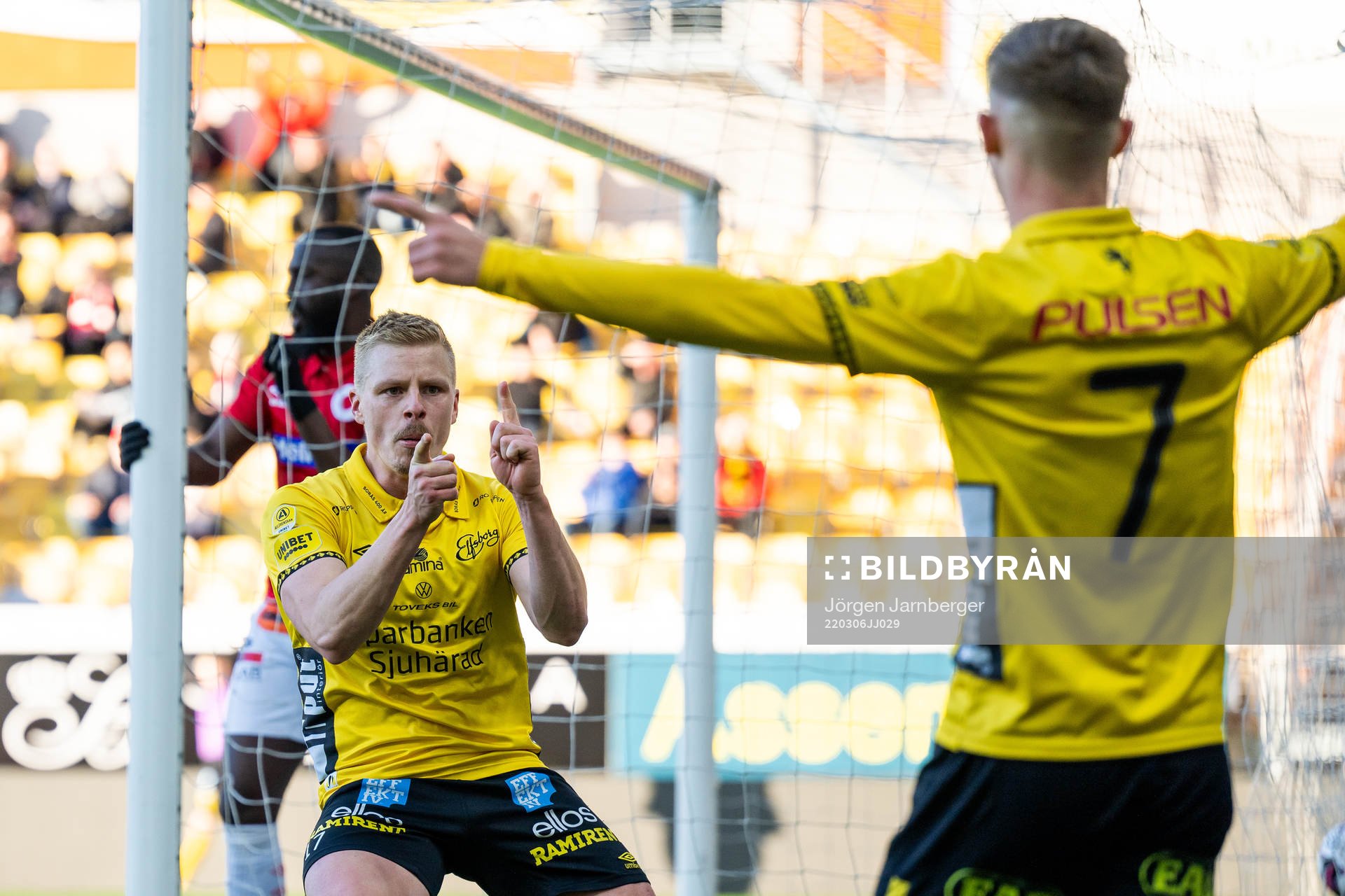 Elfsborgs Per Frick jublar med Jacob Ondrejka efter att han gjort 3-1 under fotbollsmatchen i Svenska Cupen mellan Elfsborg och Degerfors den 6 mars 2022 i Borås.