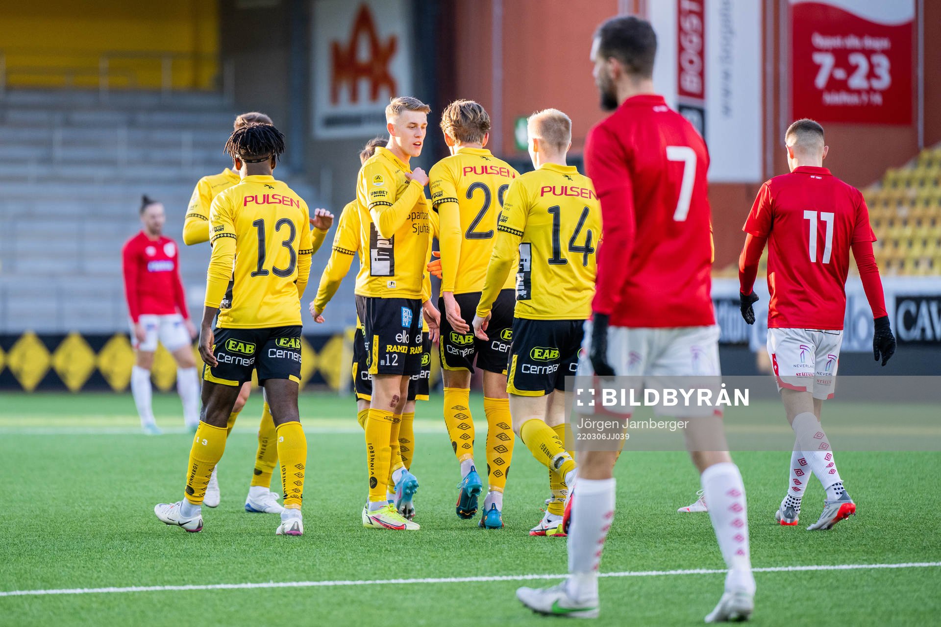 Elfsborgs Rasmus Alm jublar med lagkamrater