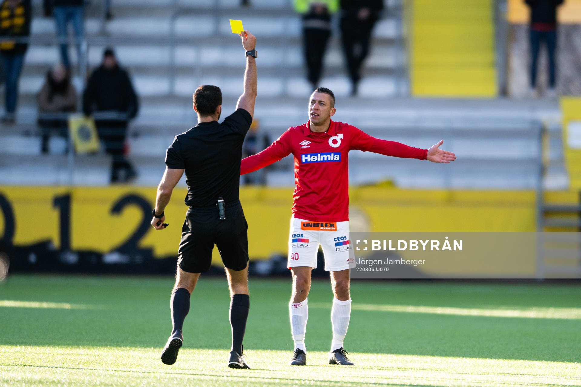 Degerfors Nikola Djurdjic får gult kort av domare Granit