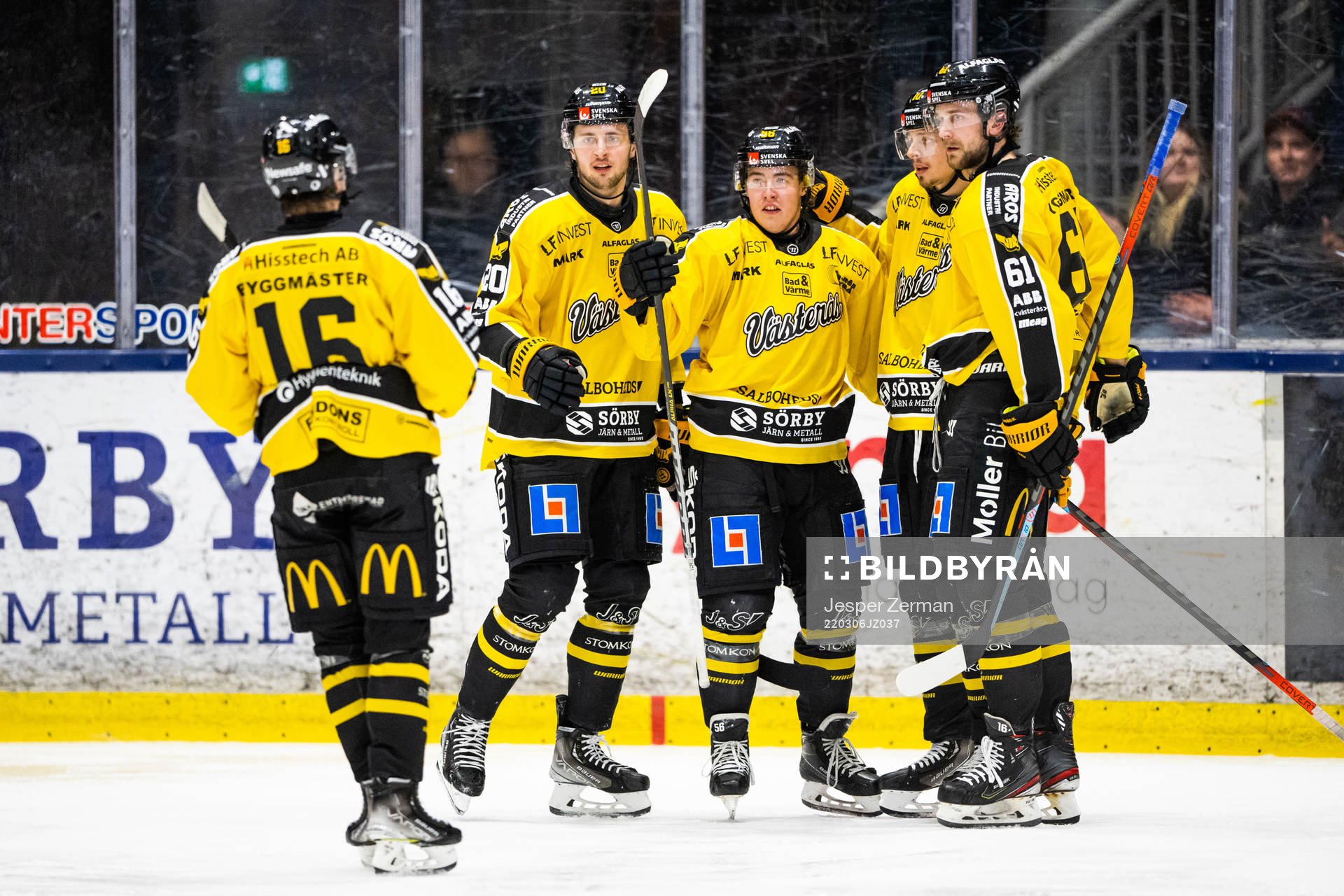 Västerås Alexander Lunsjö (mitten) jublar med lagkamrater