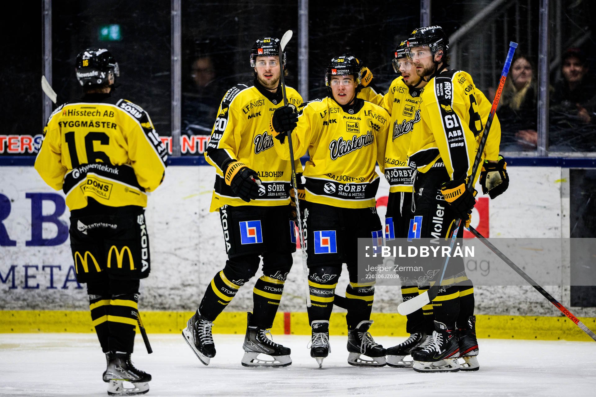 Västerås Alexander Lunsjö (m) jublar med lagkamrater