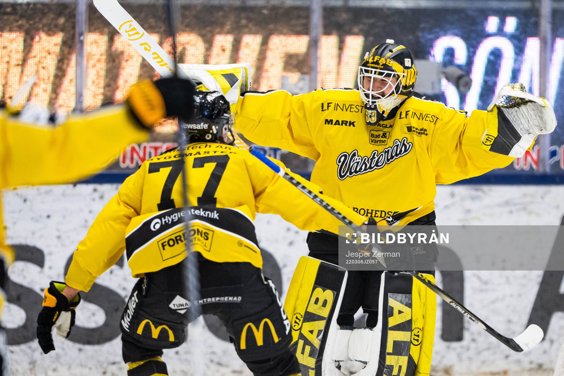Västerås målvakt Linus Ryttar jublar