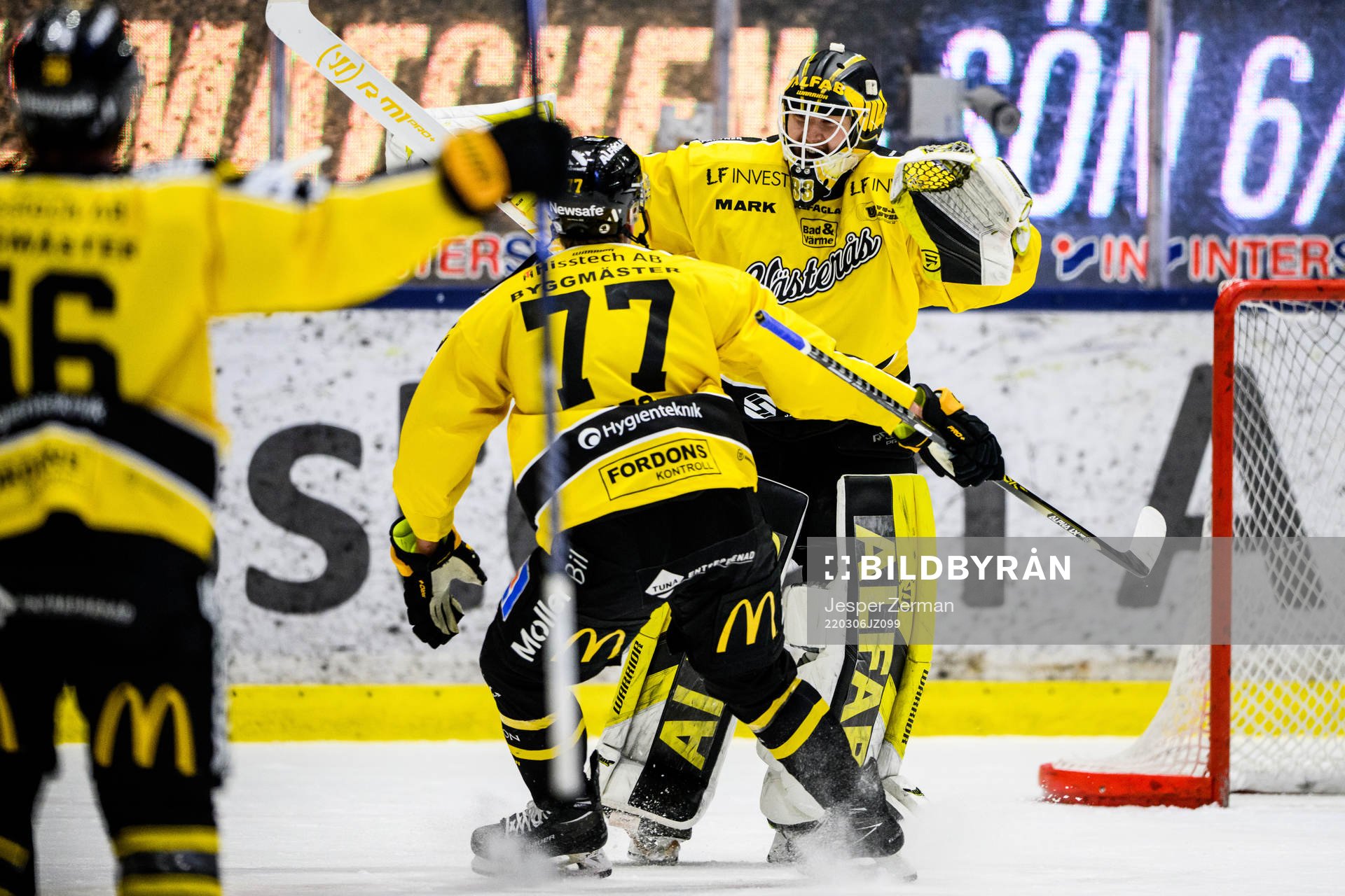 Västerås målvakt Linus Ryttar och Ludvig Jardeskog jublar