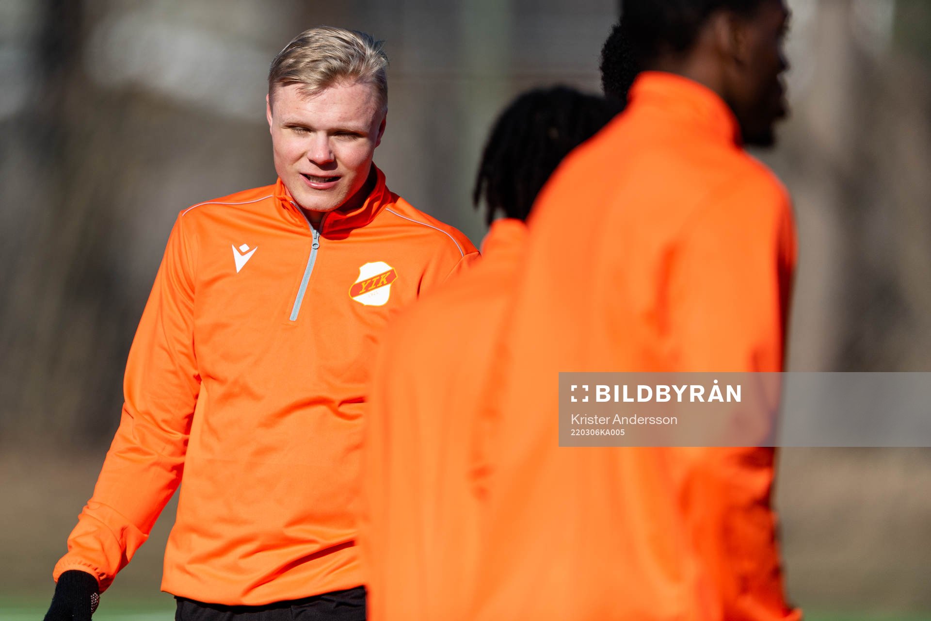 Ytterhogdals spelare värmer upp före fotbollsmatchen i