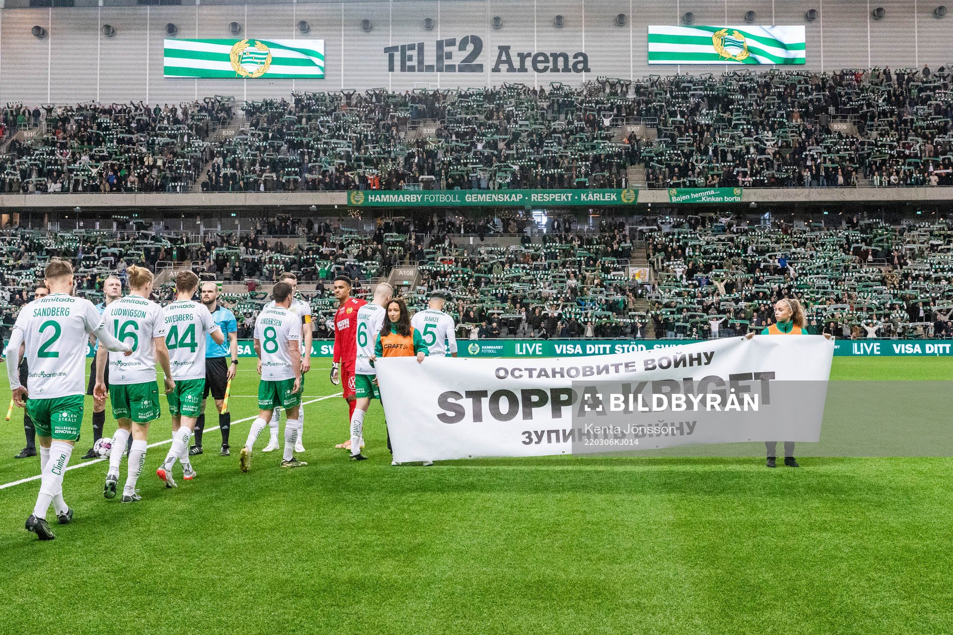 Hammarbys spelare gör entre med en banderoll som uppmanar