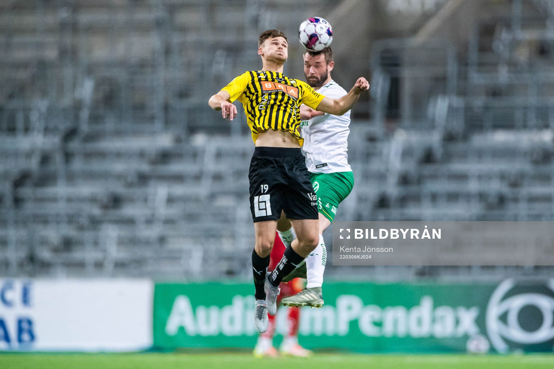 Häckens Oscar Uddenäs och Hammarbys Mads Fenger Nielsen