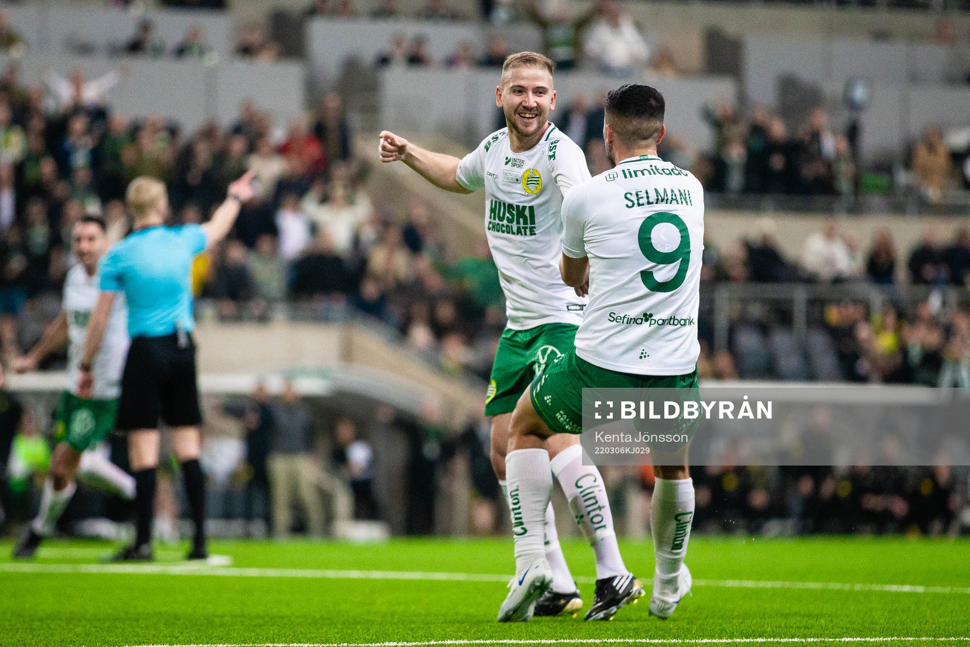 Hammarbys Darijan Bojanic jublar med Astrit Selmani