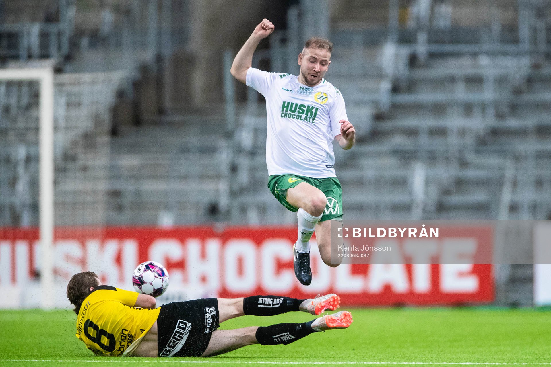 Häckens Erik Friberg och Hammarbys Darijan Bojanic