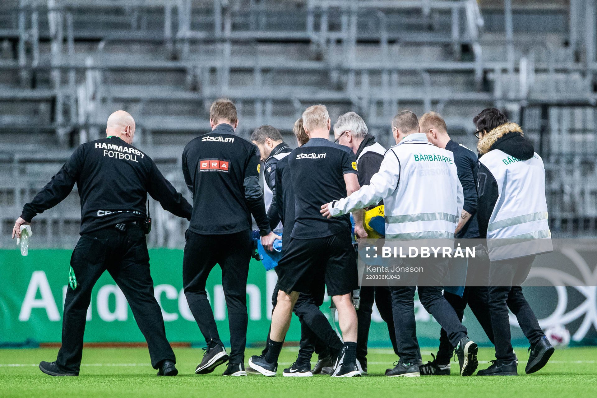 Häckens Benie Traore bärs ut på bår