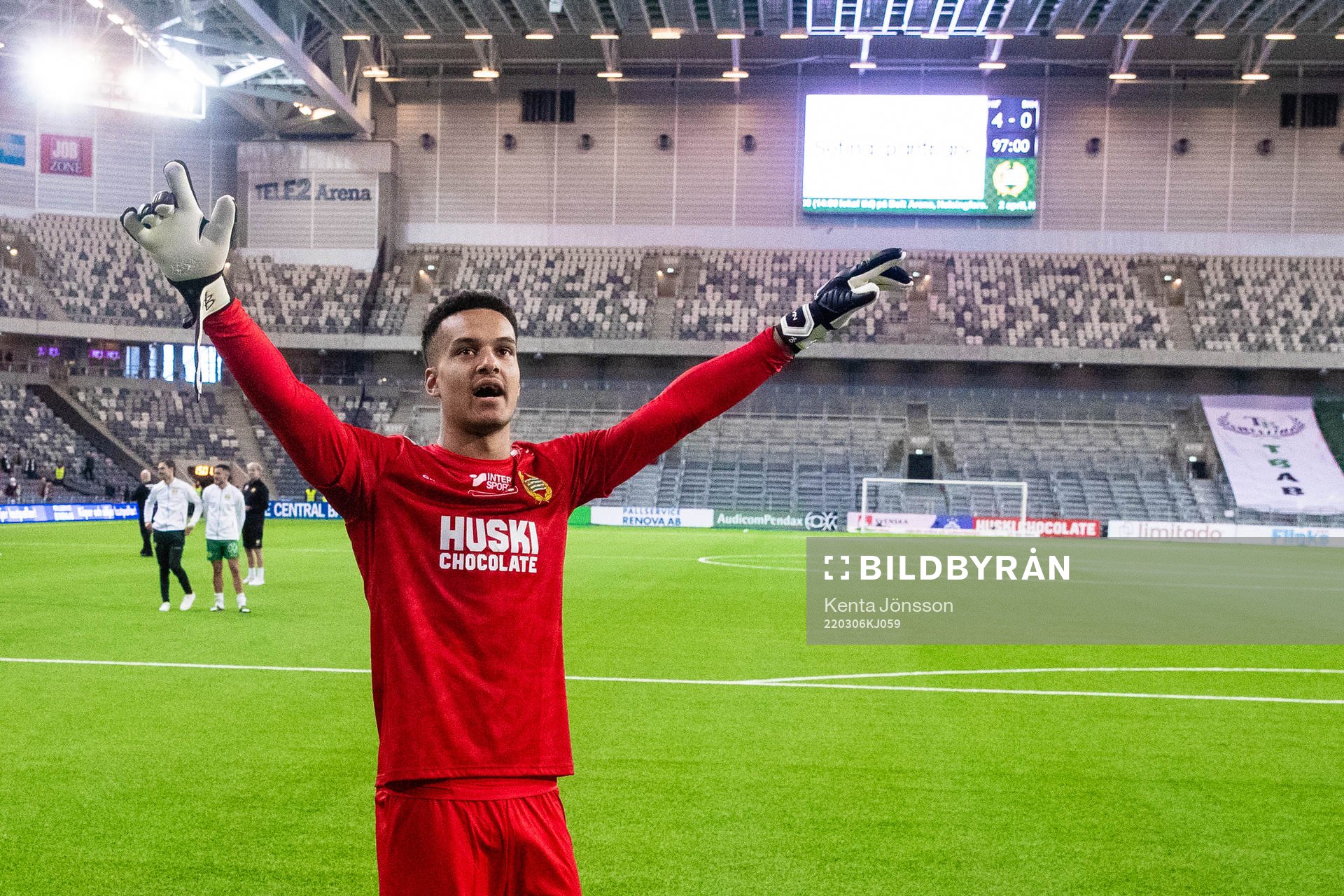 Hammarbys målvakt Oliver Dovin jublar