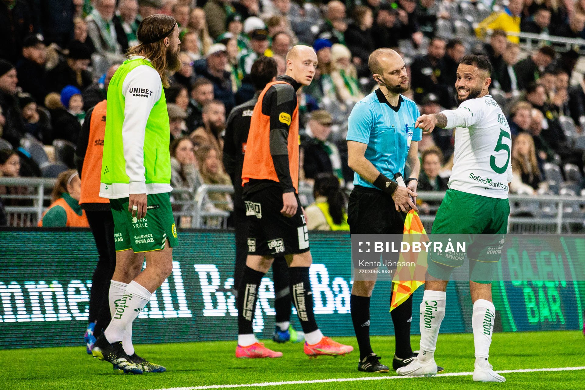 Hammarbys Mohanad Jeahze i samtal med domare