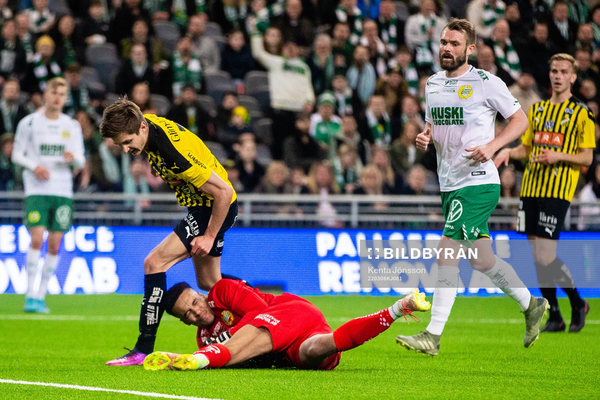 Hammarbys målvakt Oliver Dovin med en räddning på en