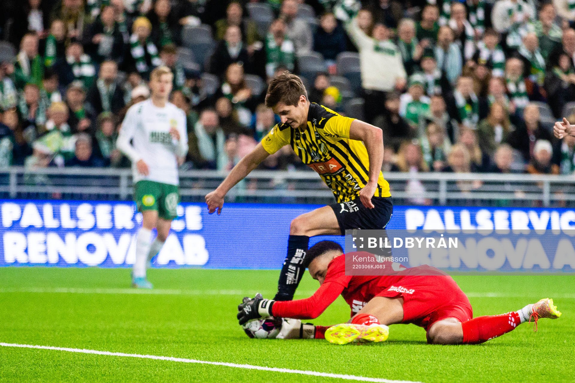 Hammarbys målvakt Oliver Dovin med en räddning på en