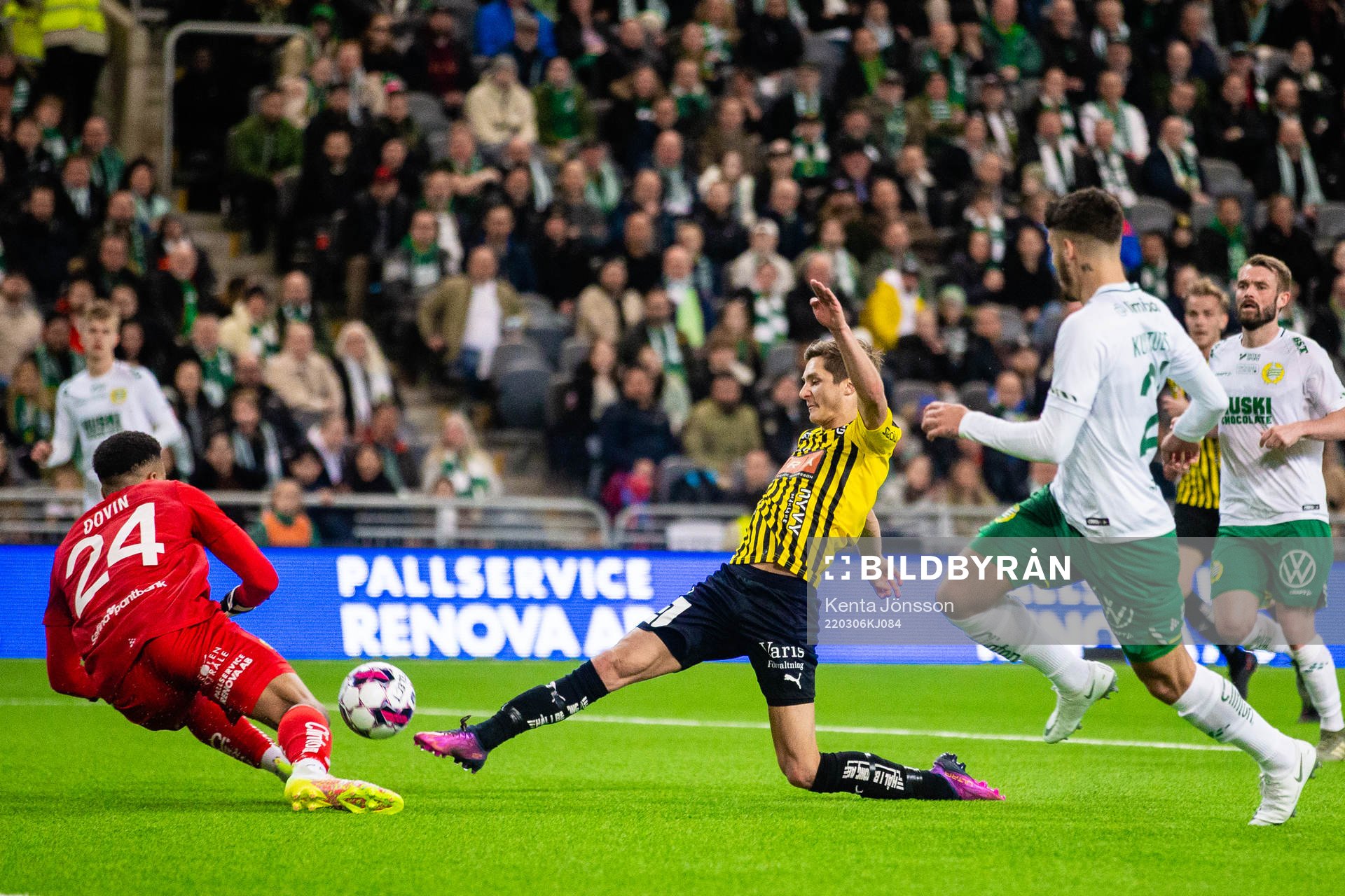 Hammarbys målvakt Oliver Dovin med en räddning på en