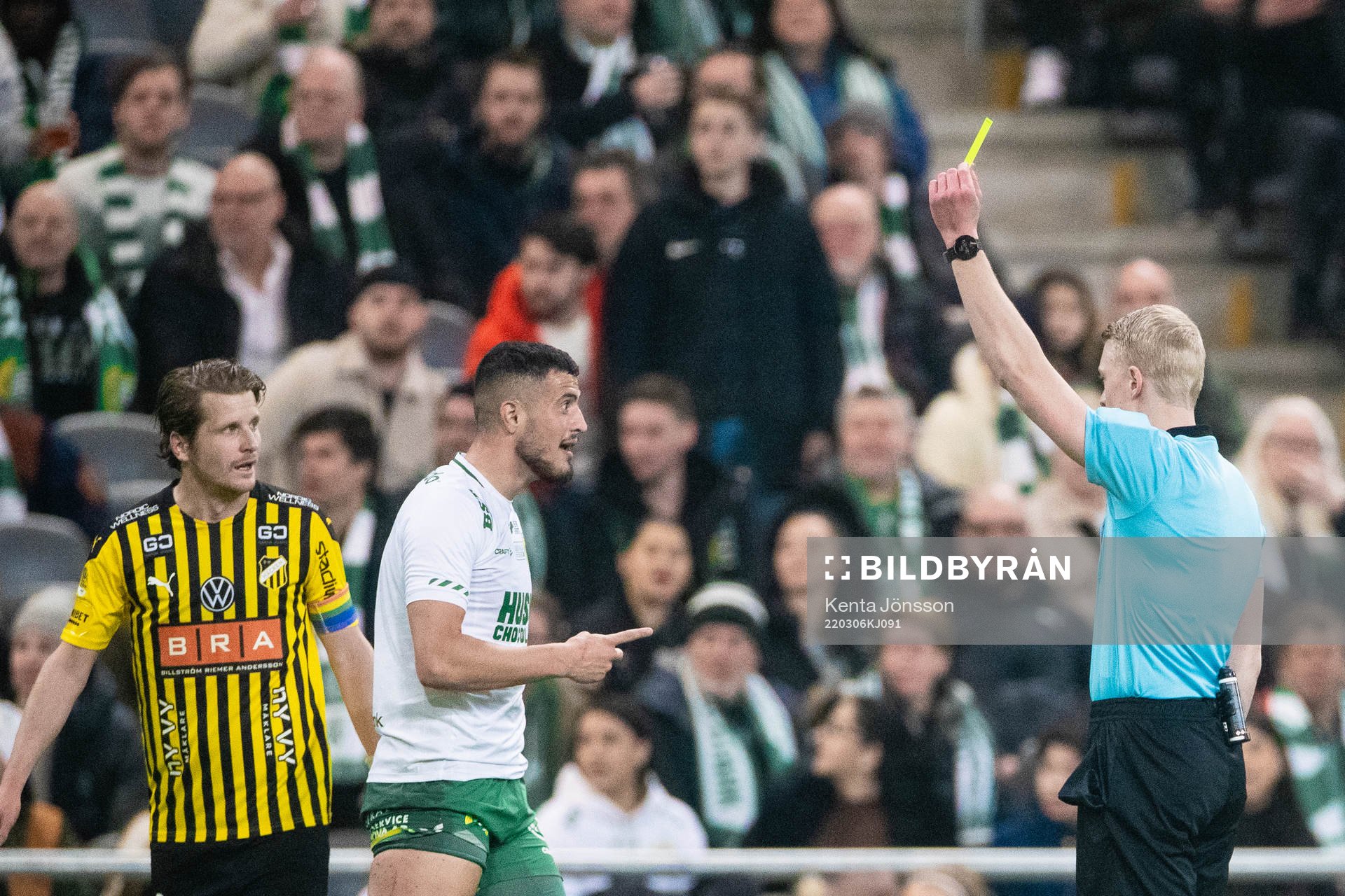 Hammarbys Astrit Selmani får gult kort av domare Adam