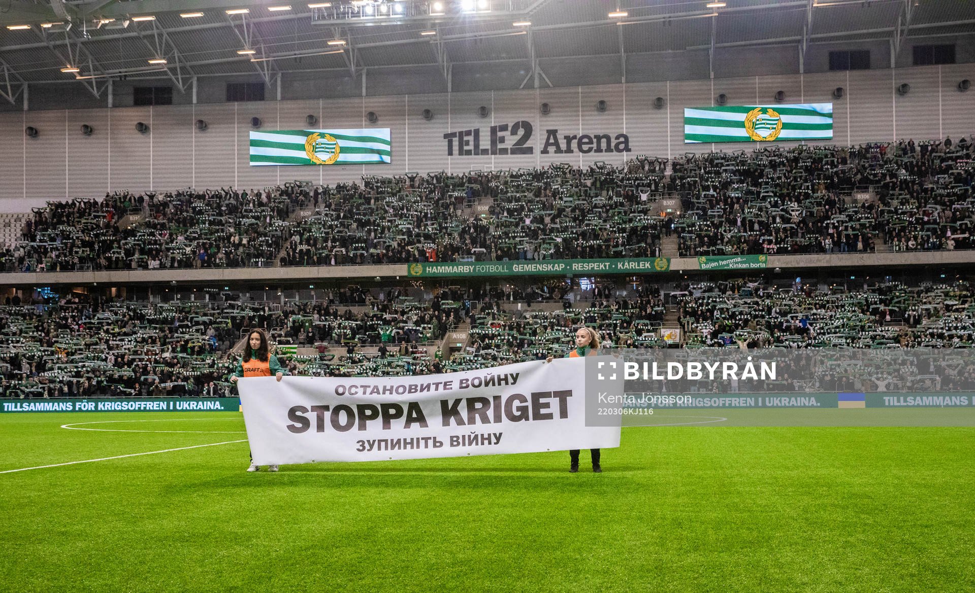 En banderoll med texten Stoppa kriget med hänvisning till