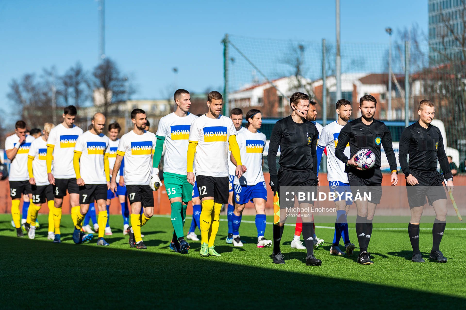 Mjällbys och IFK Göteborgs spelare gör entré iklädda
